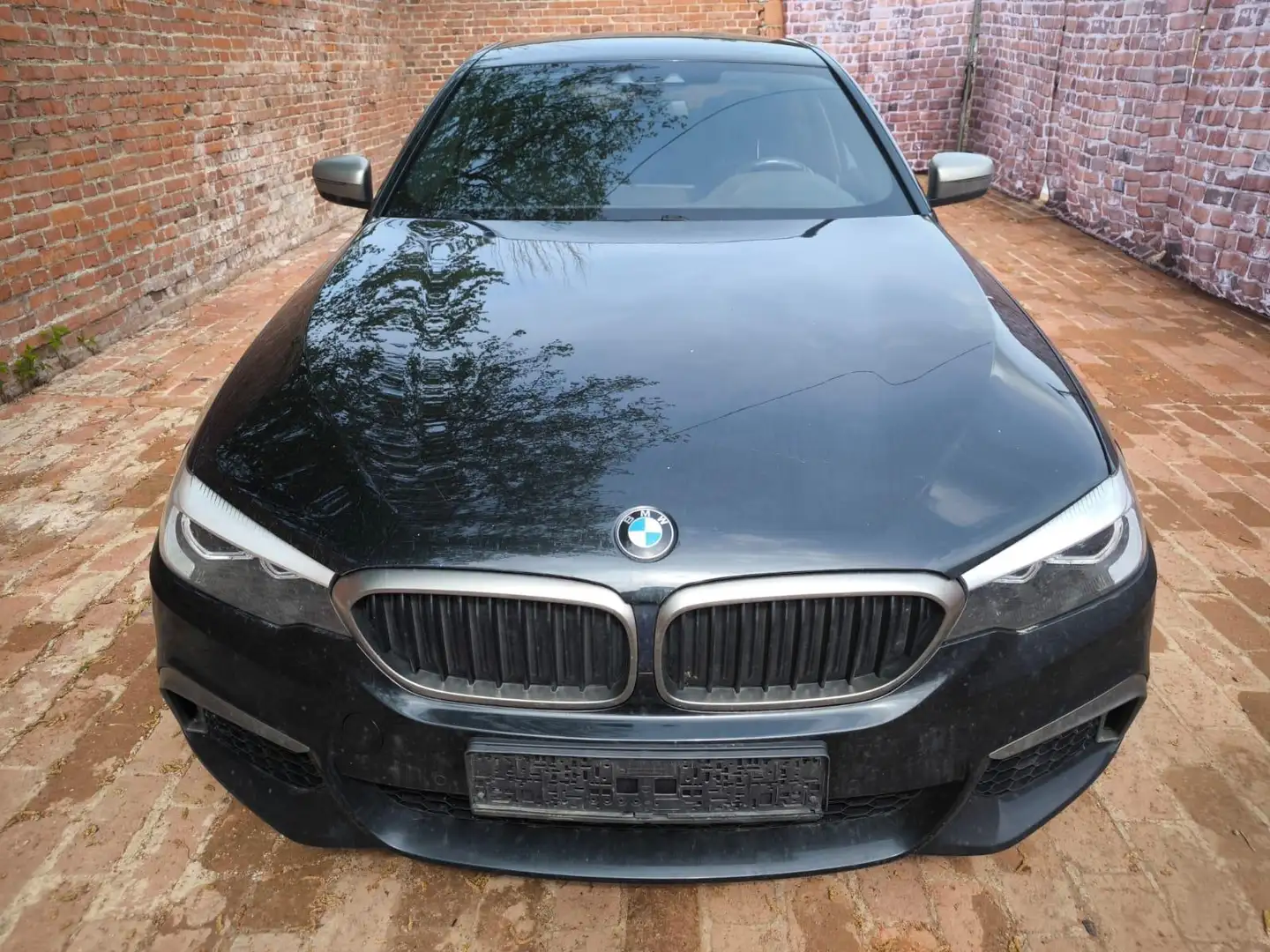 BMW 550 i Automatik xDrive 4.4 V8 32V Motor klackert Чорний - 2