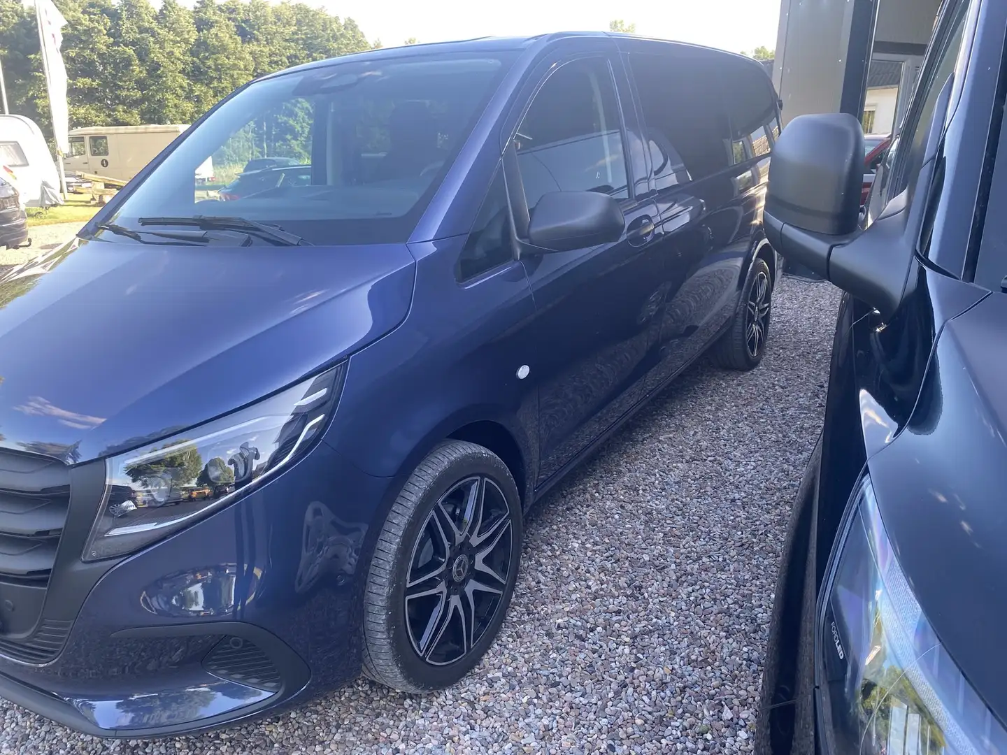 Mercedes-Benz Vito Tourer 119 CDI 4x4 PRO lang LED AHK Standheizung Blau - 1