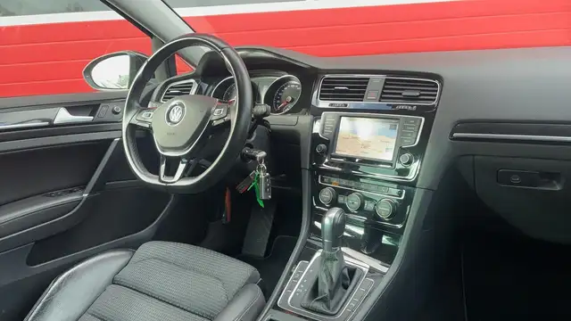 Volkswagen Golf view 3
