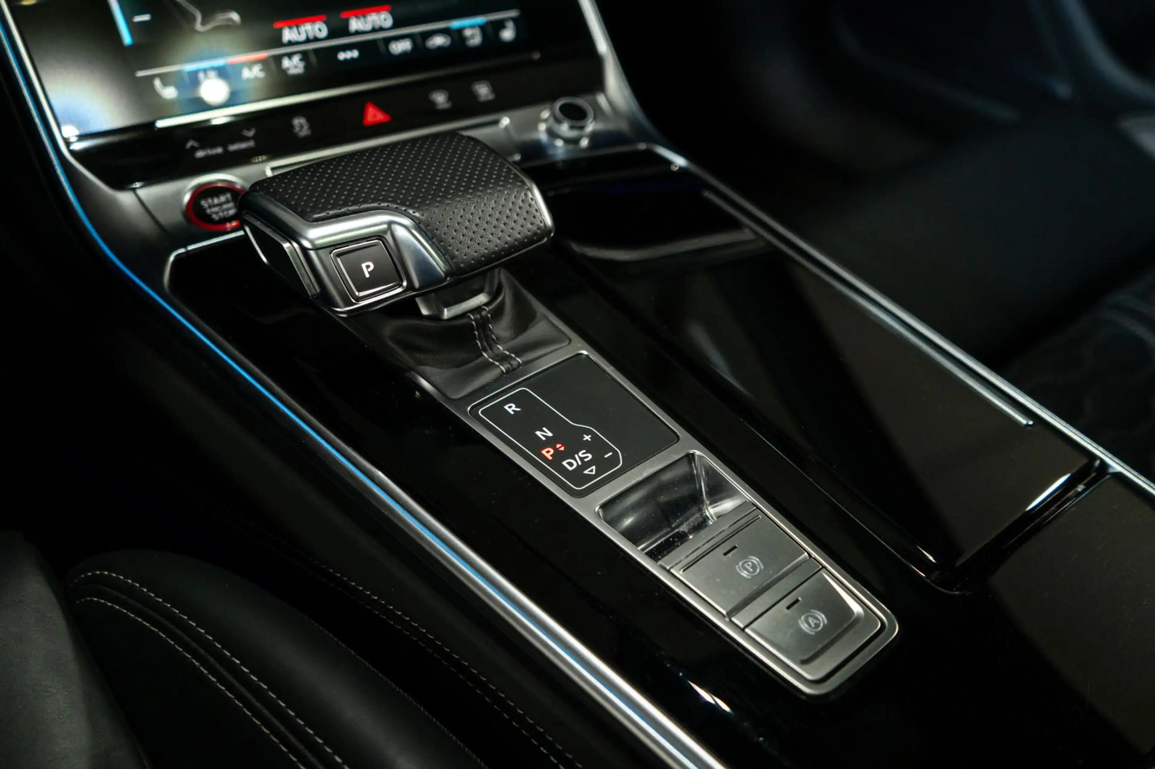 Audi RS6 4.0 TFSI quattro B&O HUD PANO KERAMIK KW BTM — photo 25
