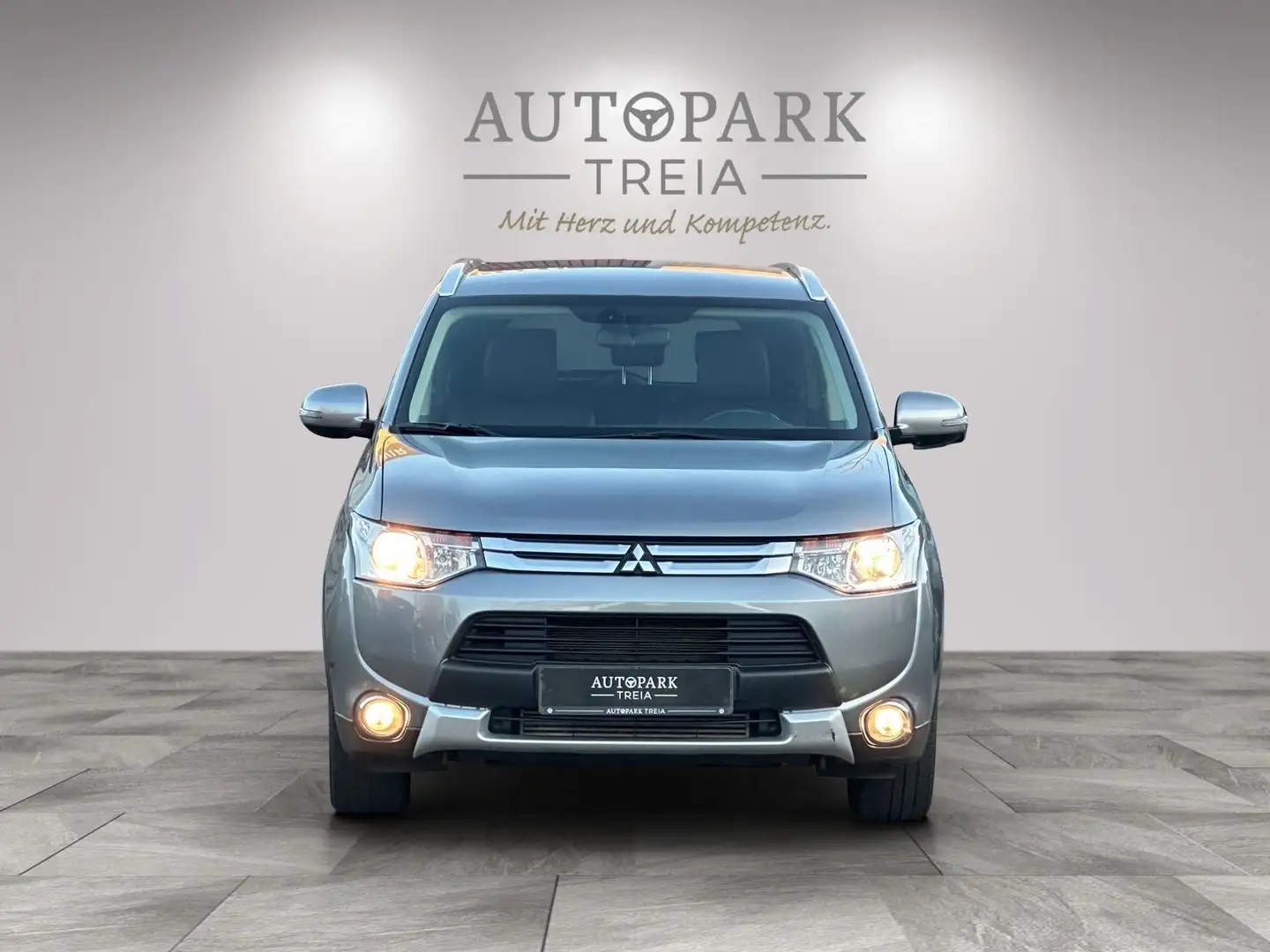 Mitsubishi Outlander 2.2 DI-D Plus 4WD (Automatik -7 Sitze) Gris - 2
