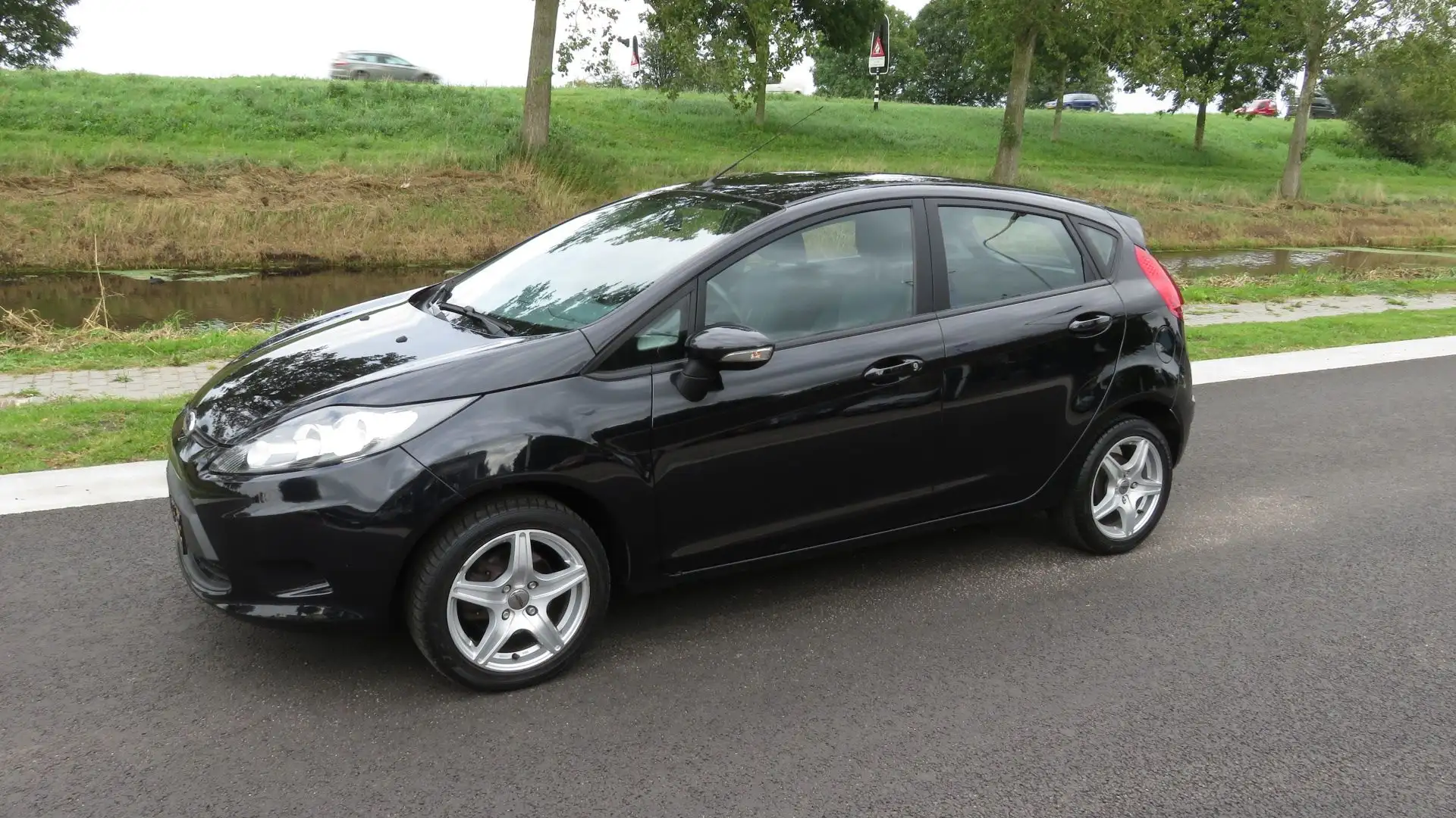 Ford Fiesta 1.4 ** 4 X Fiesta ** v.a. 4999,- OP VOORRAAD ** Grijs - 2