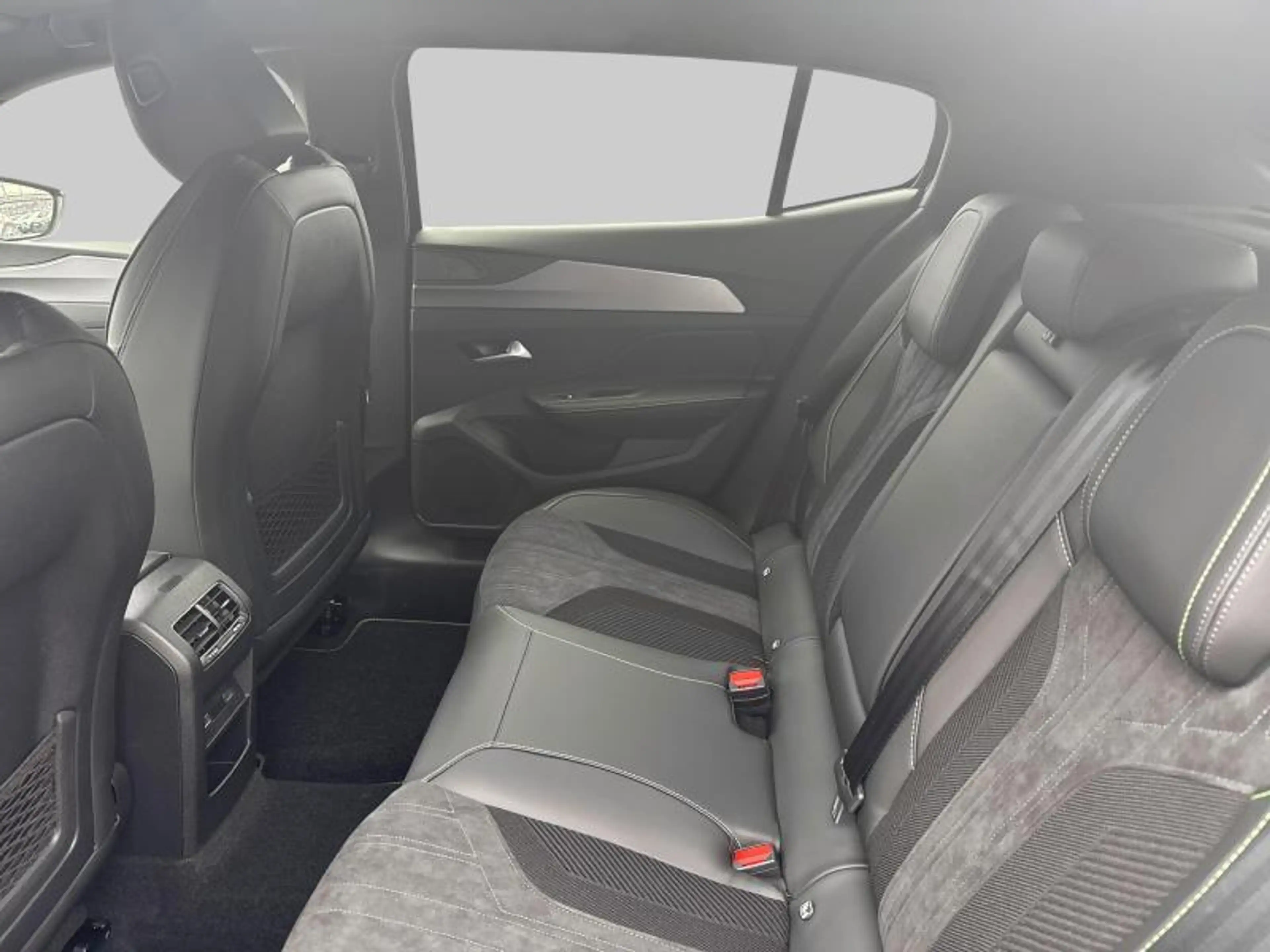 Peugeot 408 GT Hybrid 145 e-DCS6 — photo 12