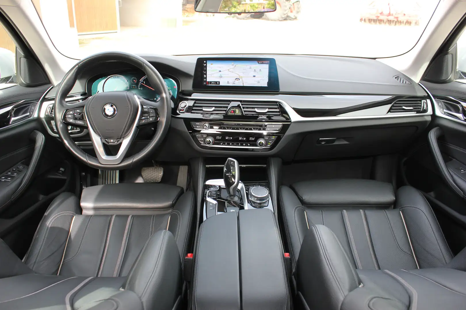 BMW 540 540d xDrive Luxury Line Glasdach 360°RFK VOLL Silber - 2