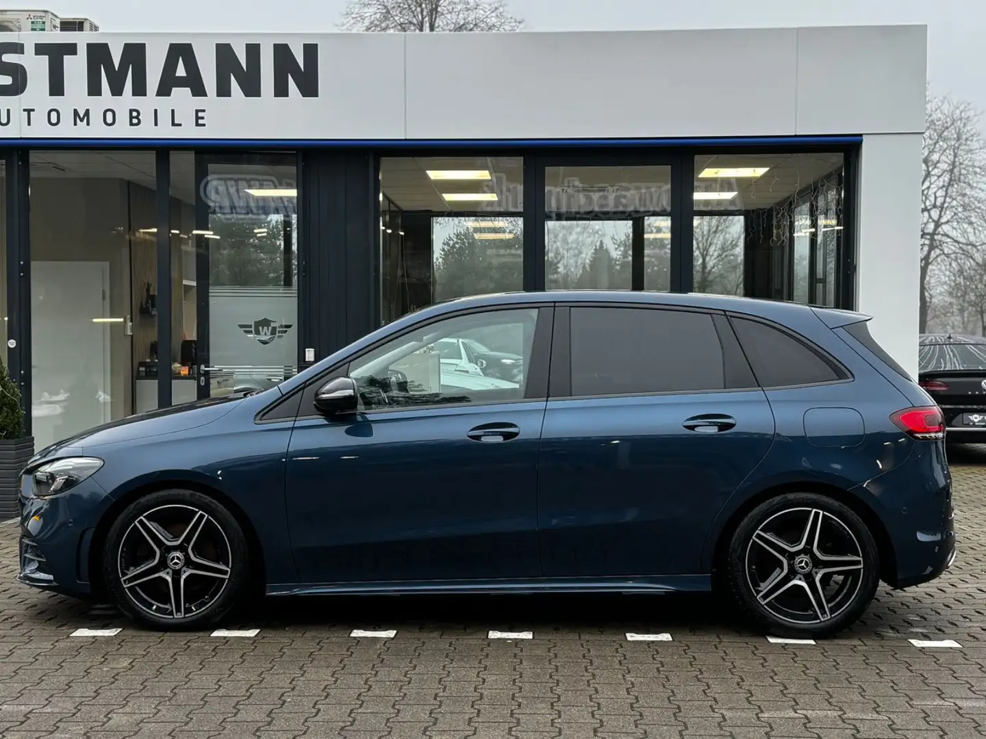 Mercedes-Benz B 220 d/AMG-LINE/KAMERA/DCT/1.HAND/SHZ/NIGHT-PAK Albastru - 2