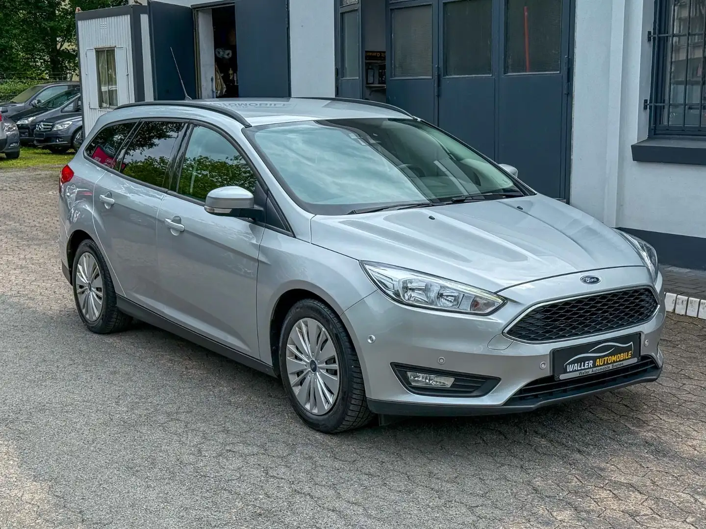 Ford Focus 1.5 TDCi Turnier AHK|NAVI|PDC|SHZ|LED Silber - 1