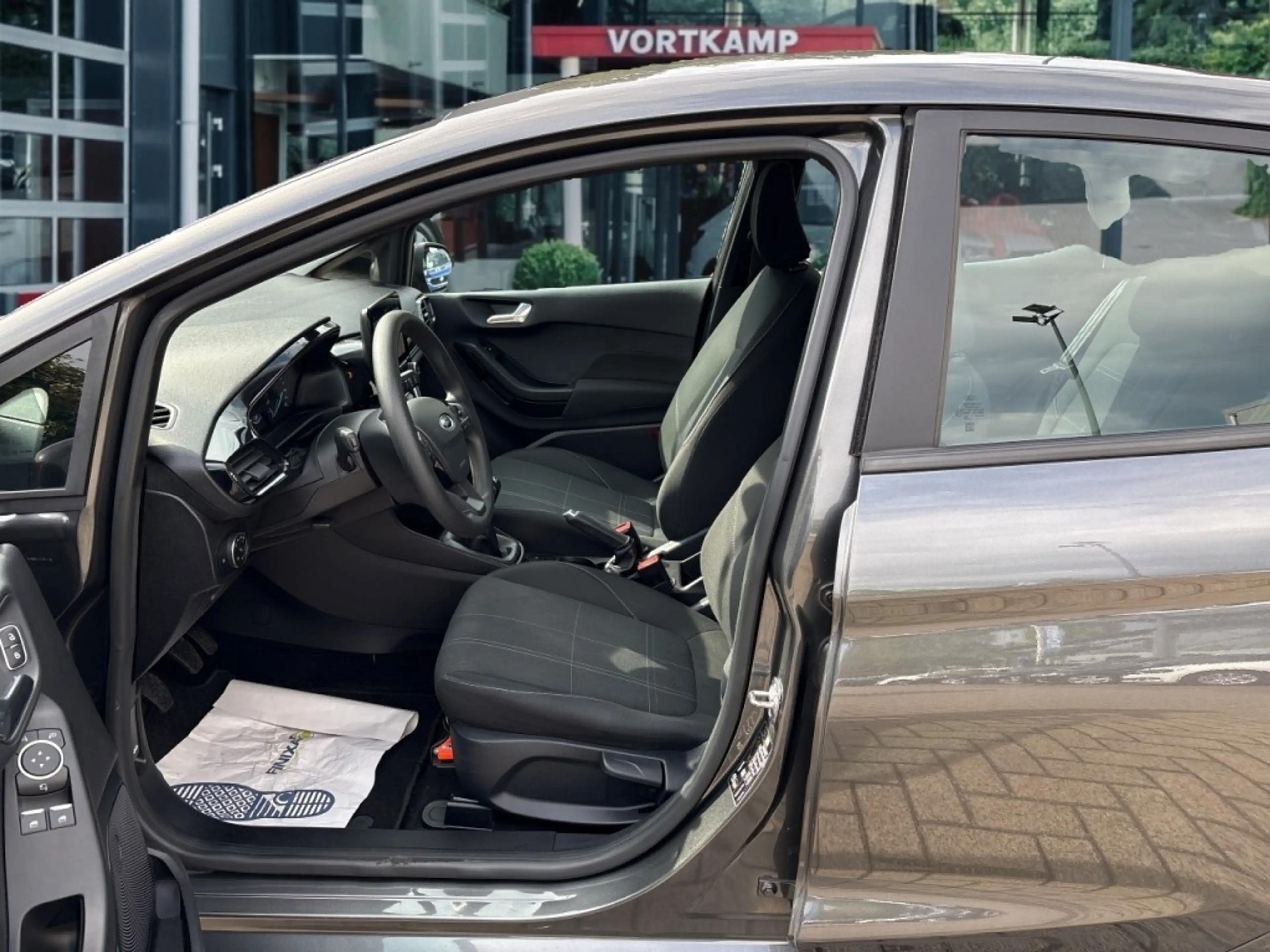 Ford Fiesta 1.1 CRUISE/CARPLAY/PDC — photo 11