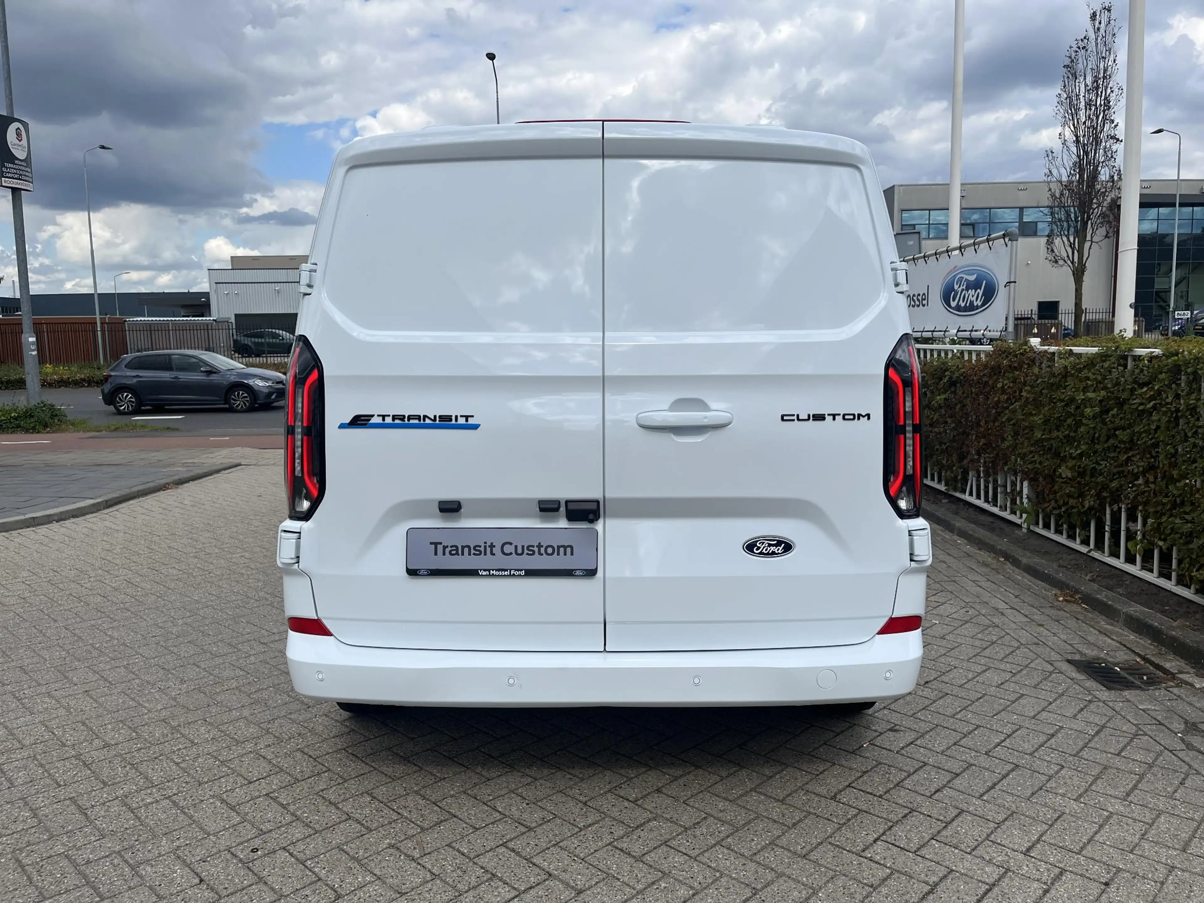 Ford E-Transit Cust. 340 L2H1 Limited 71 kWh | 17" LMV | BLIZ | 3 — photo 5