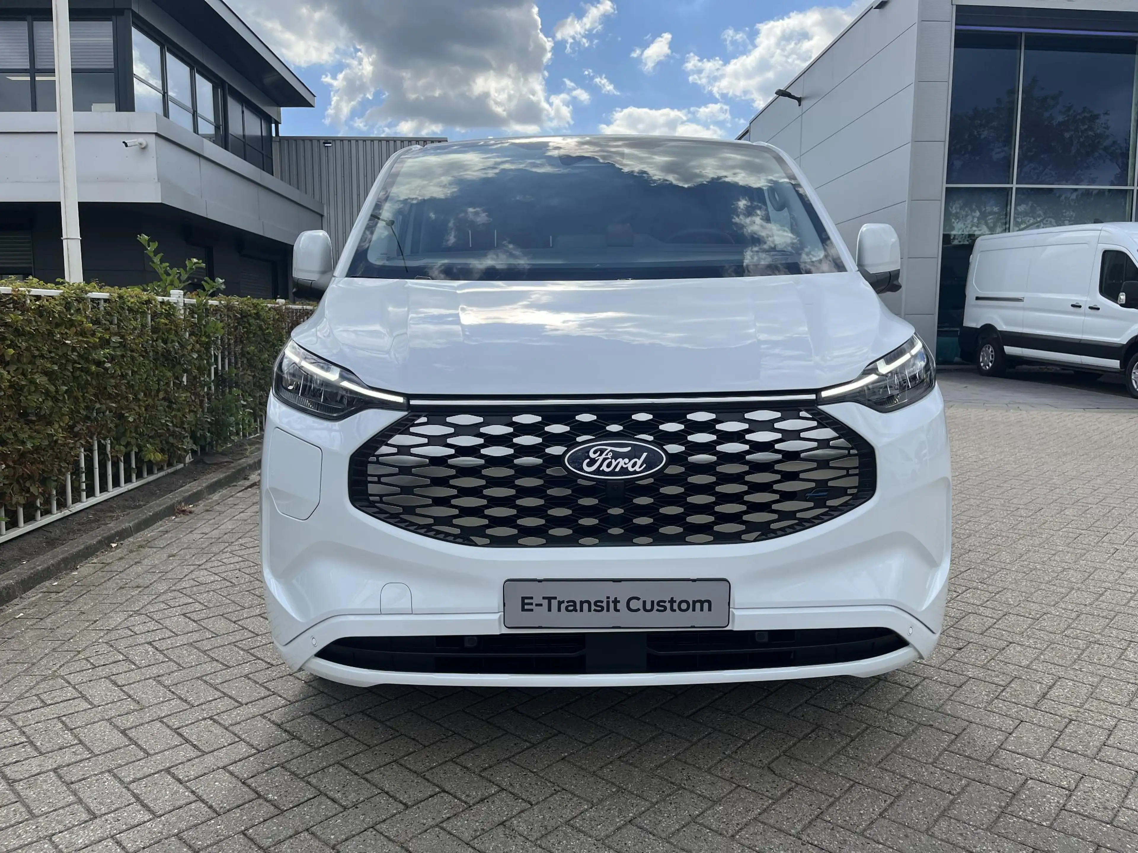 Ford E-Transit Cust. 340 L2H1 Limited 71 kWh | 17" LMV | BLIZ | 3 — photo 2