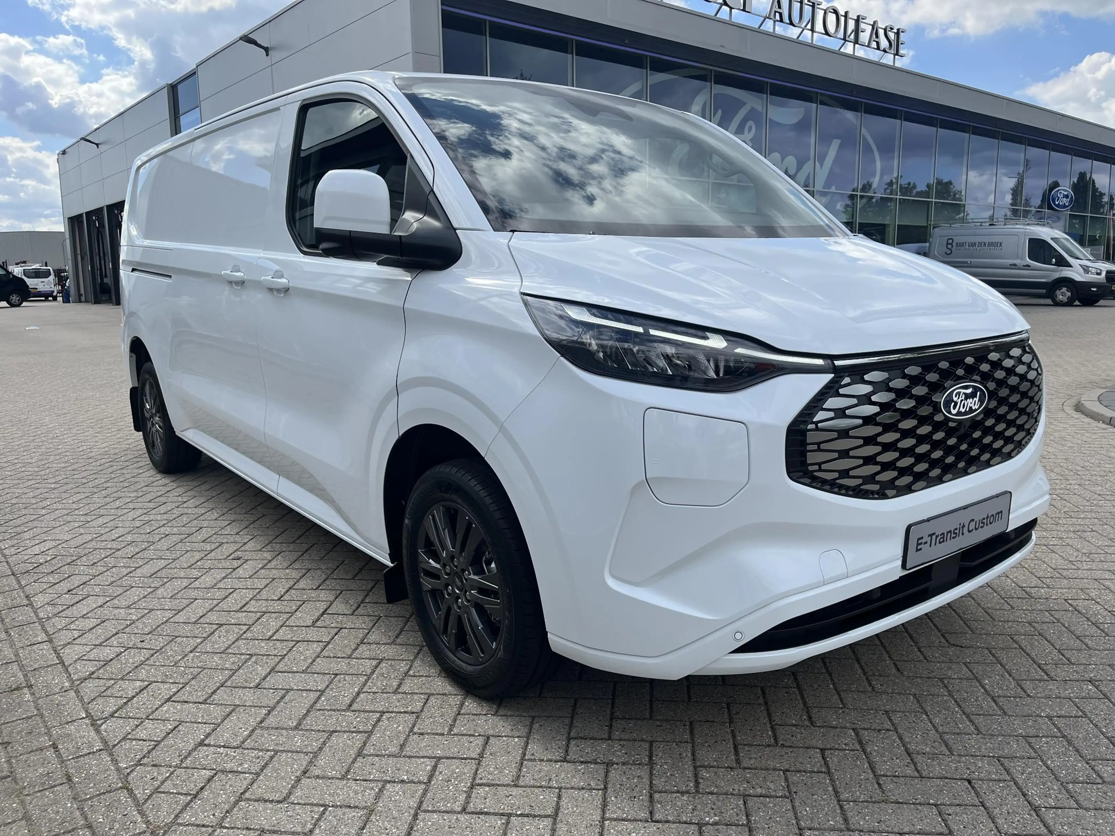 Ford E-Transit Cust. 340 L2H1 Limited 71 kWh | 17" LMV | BLIZ | 3 — photo 3