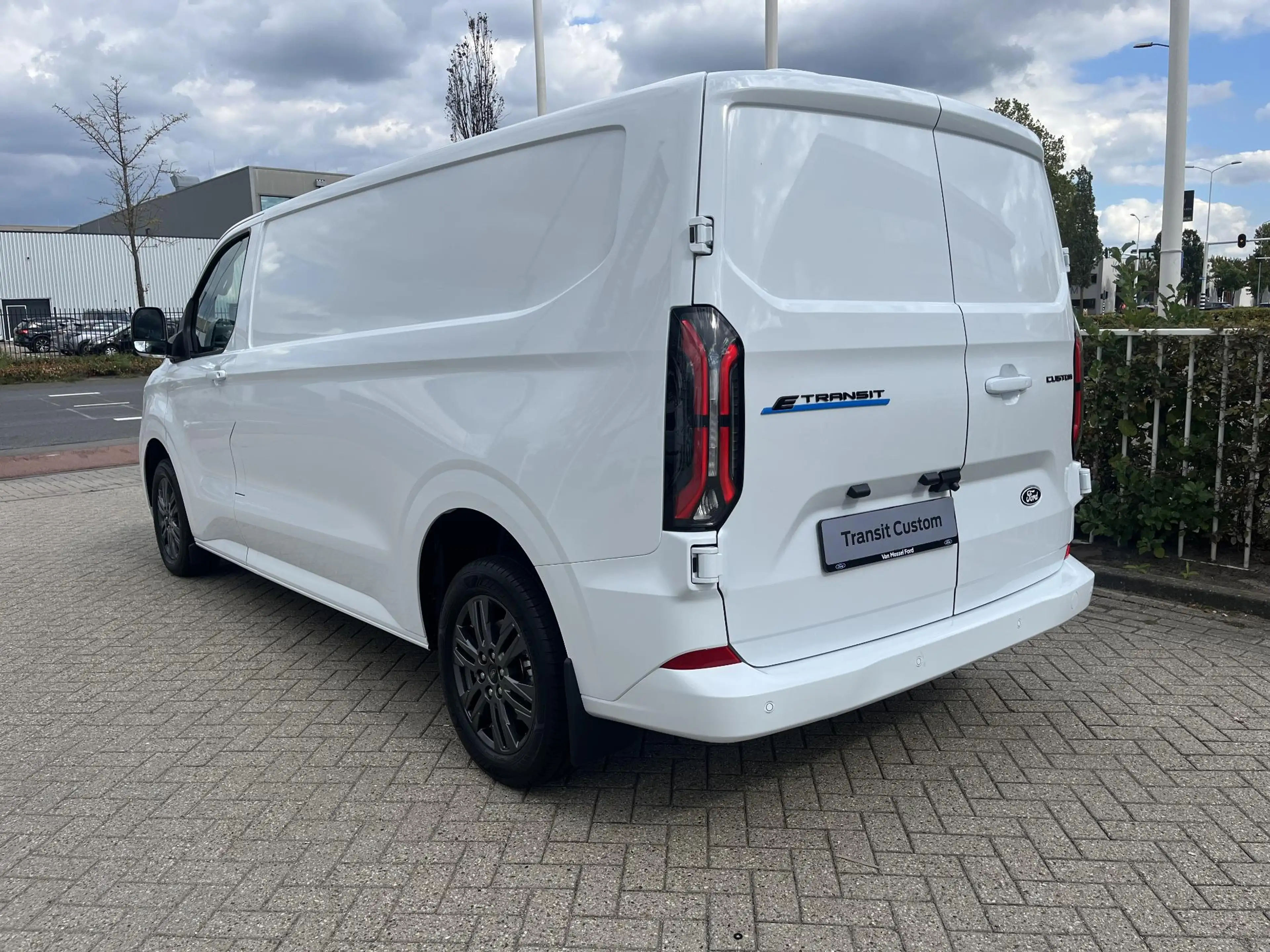 Ford E-Transit Cust. 340 L2H1 Limited 71 kWh | 17" LMV | BLIZ | 3 — photo 6