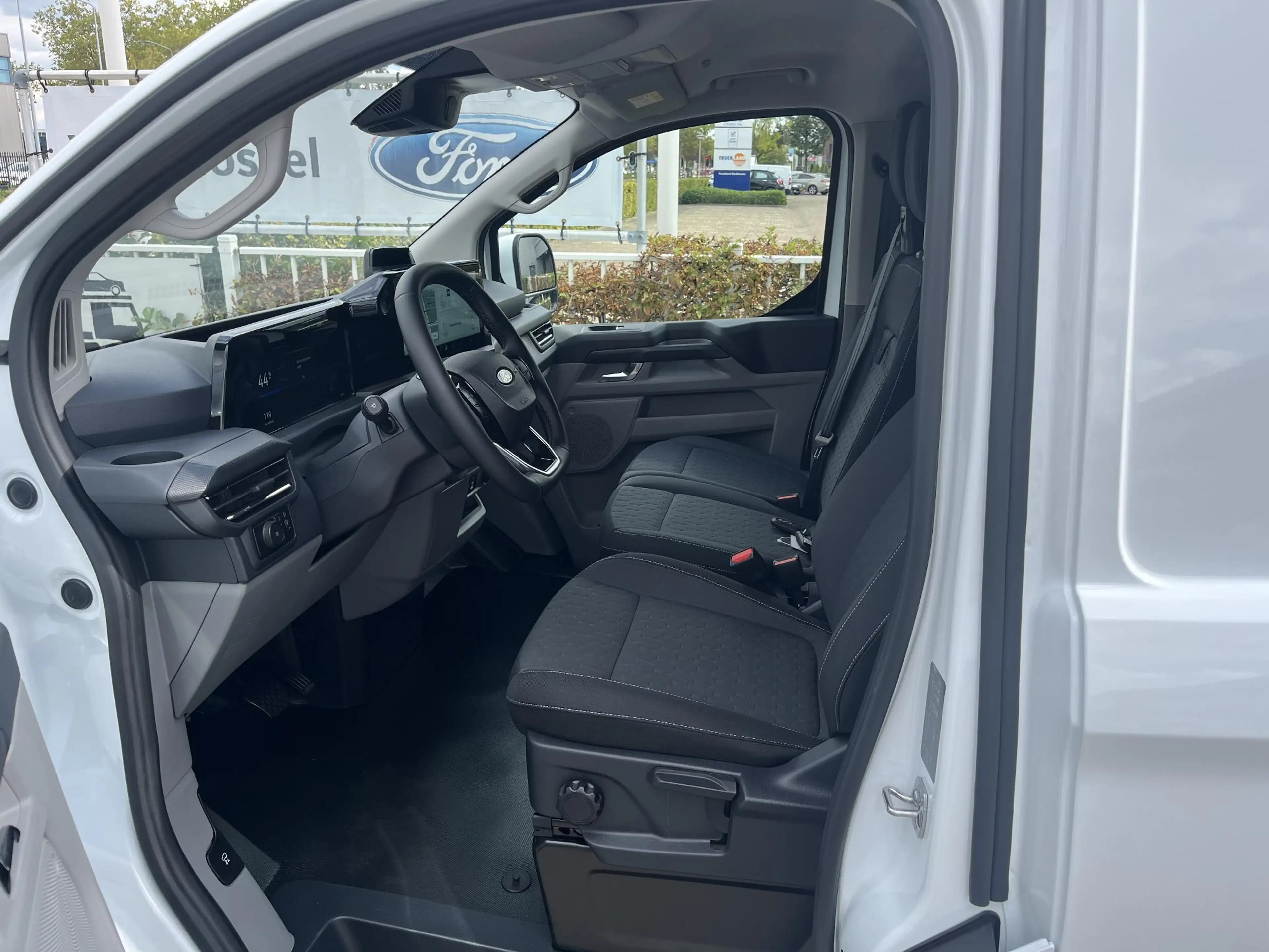 Ford E-Transit Cust. 340 L2H1 Limited 71 kWh | 17" LMV | BLIZ | 3 — photo 8