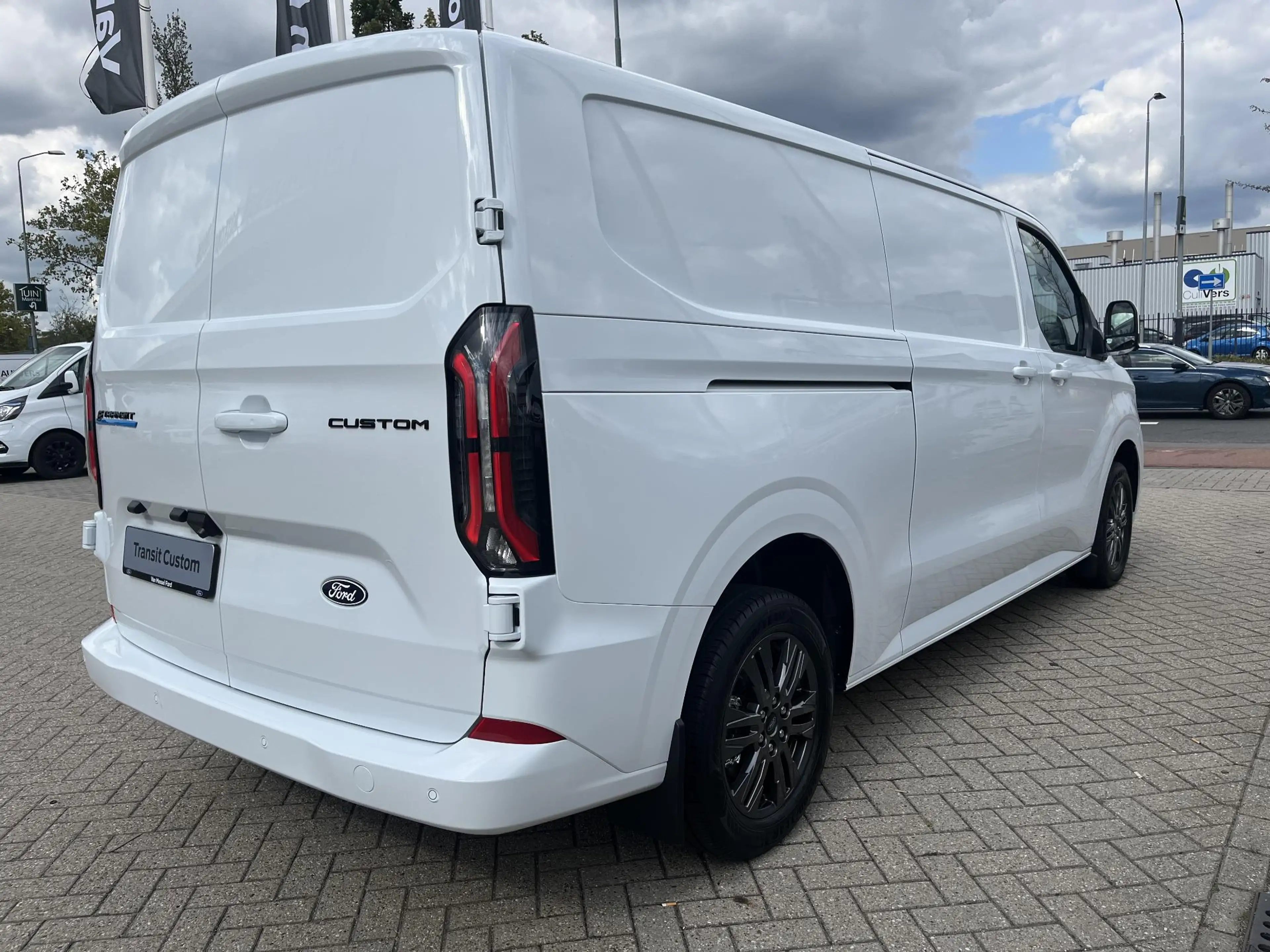 Ford E-Transit Cust. 340 L2H1 Limited 71 kWh | 17" LMV | BLIZ | 3 — photo 4