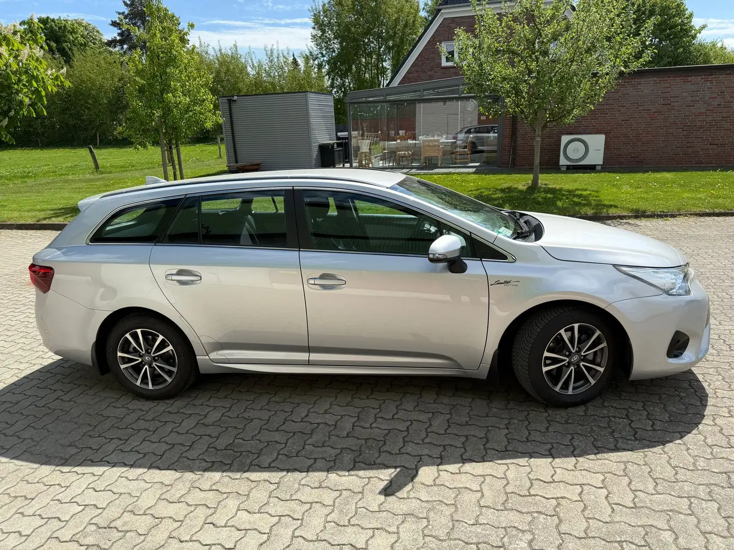 Toyota Avensis Avensis Touring Sports 1.6 D-4D Comfort Silber - 1