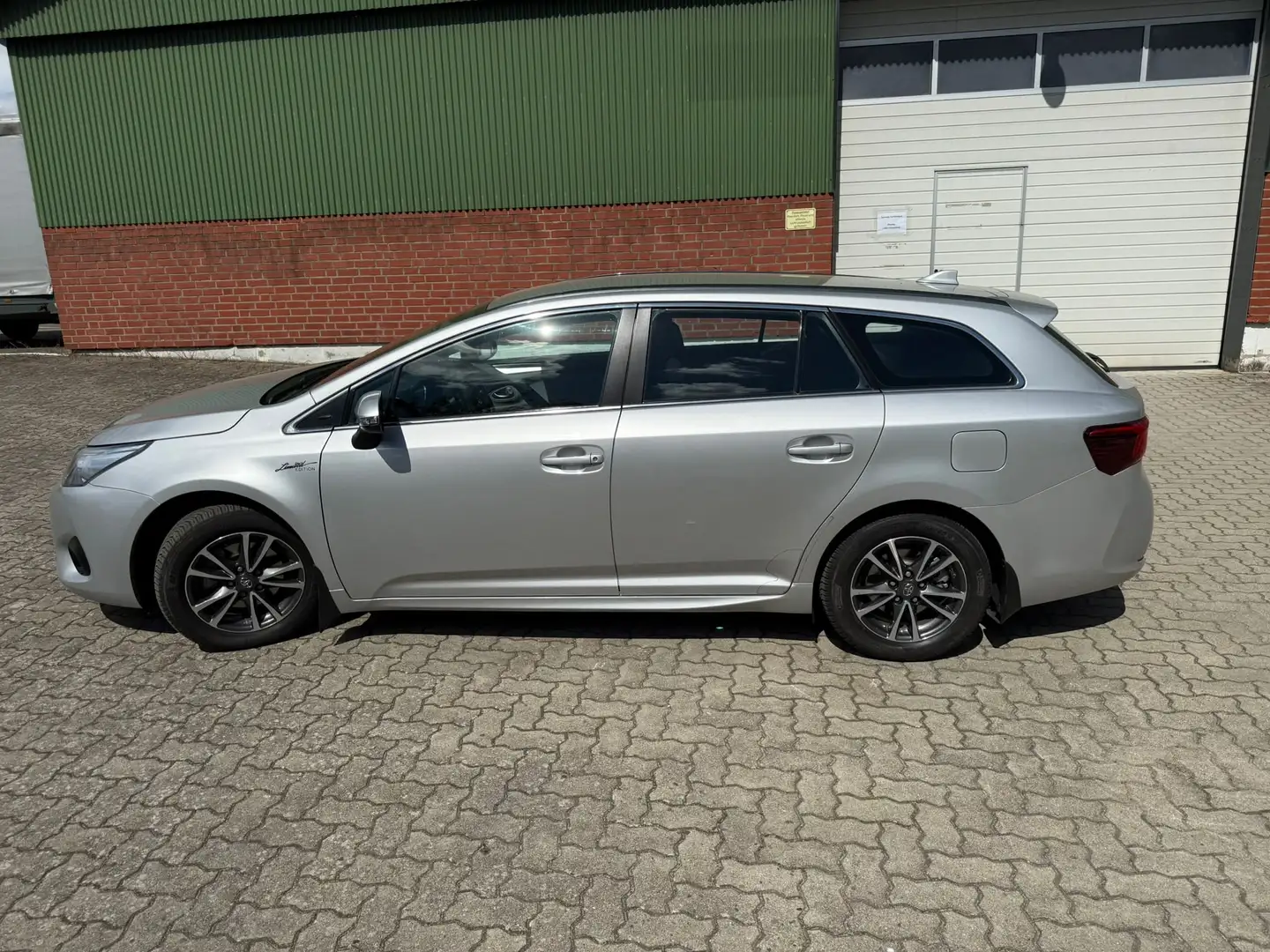 Toyota Avensis Avensis Touring Sports 1.6 D-4D Comfort Silber - 2