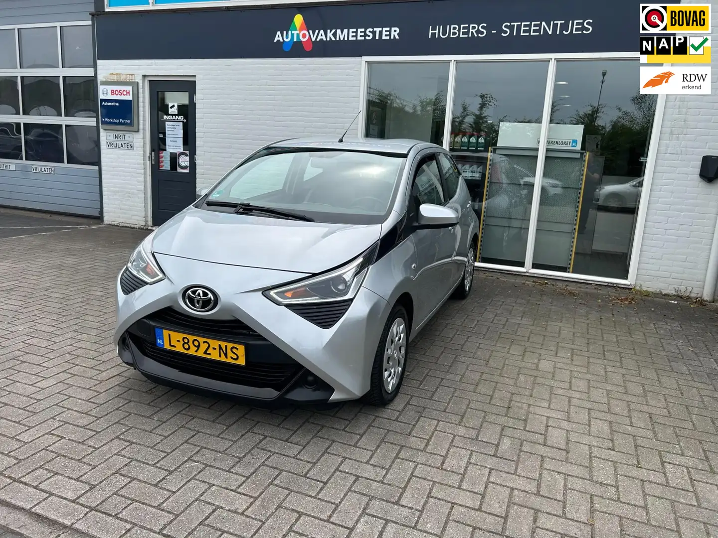 Toyota Aygo 1.0 VVT-i x-play Grijs - 1