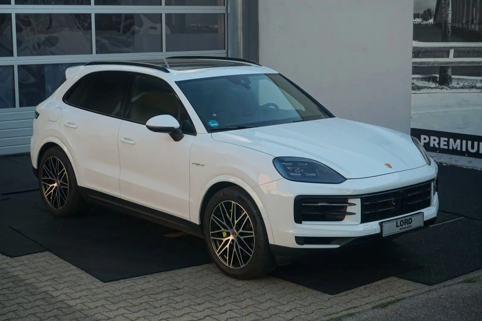 Porsche Cayenne E-Hybrid*Luft*AHK*Pano*BeifahrerDisplay* Weiß - 1
