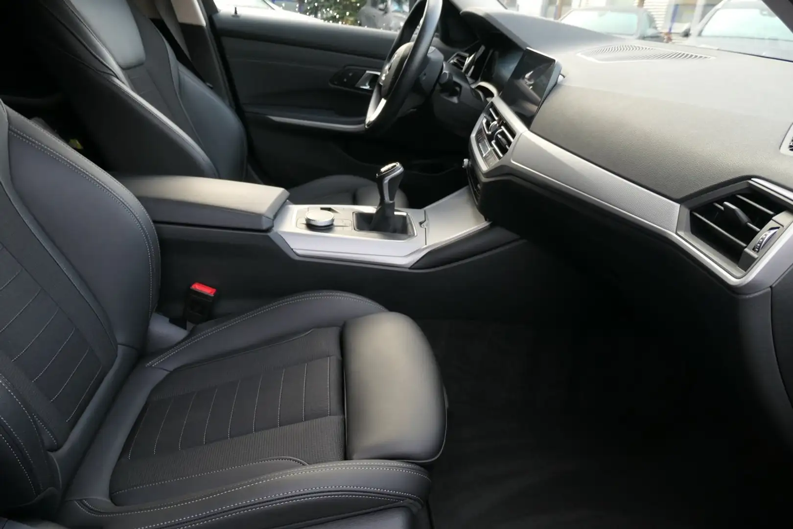 BMW 318 318d Touring Sport LED Top Zustand! Noir - 2