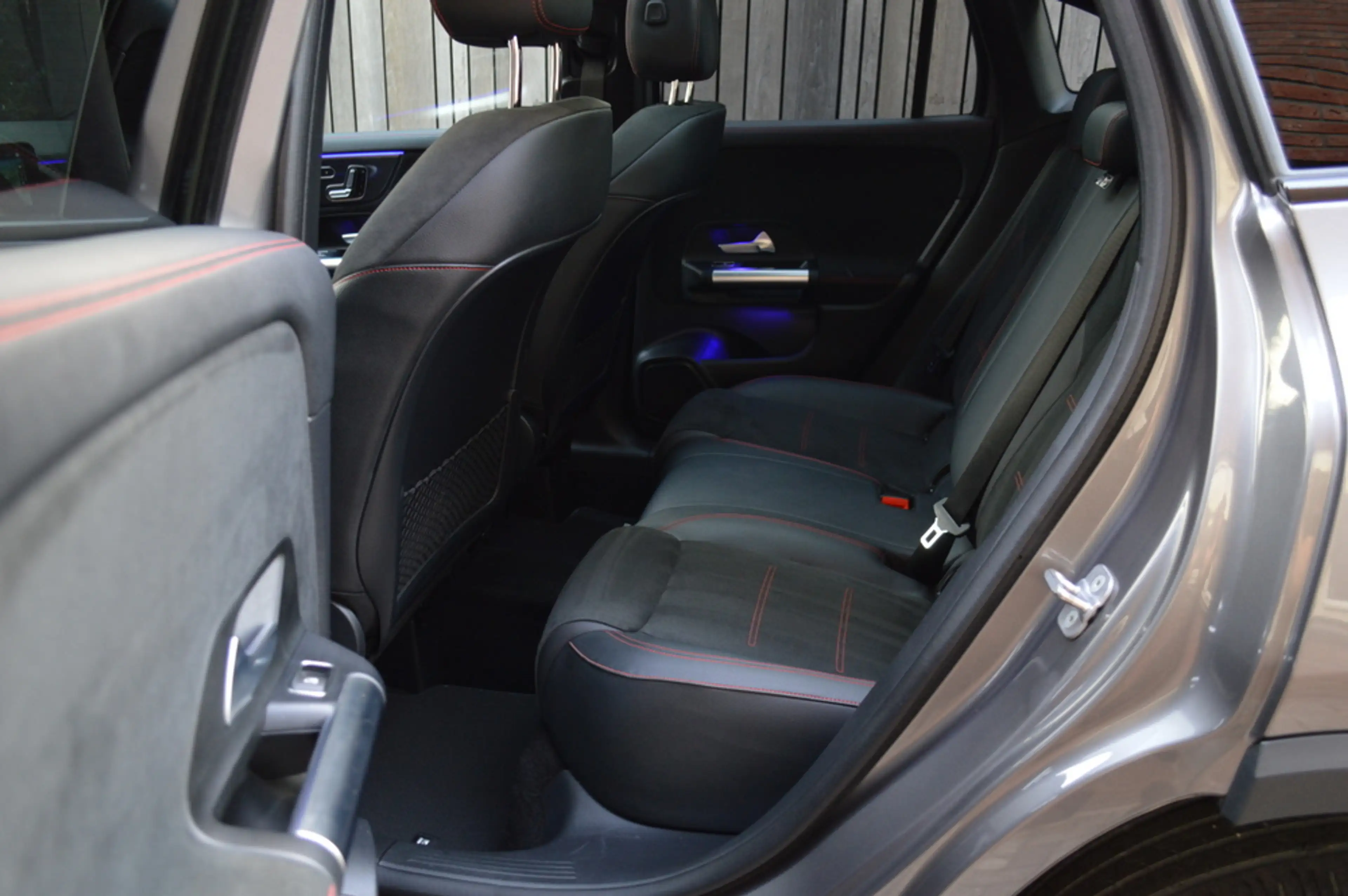 Mercedes-Benz GLA 250 e AMG Multibeam Panorama Memory Camera Keyless Tre — photo 11