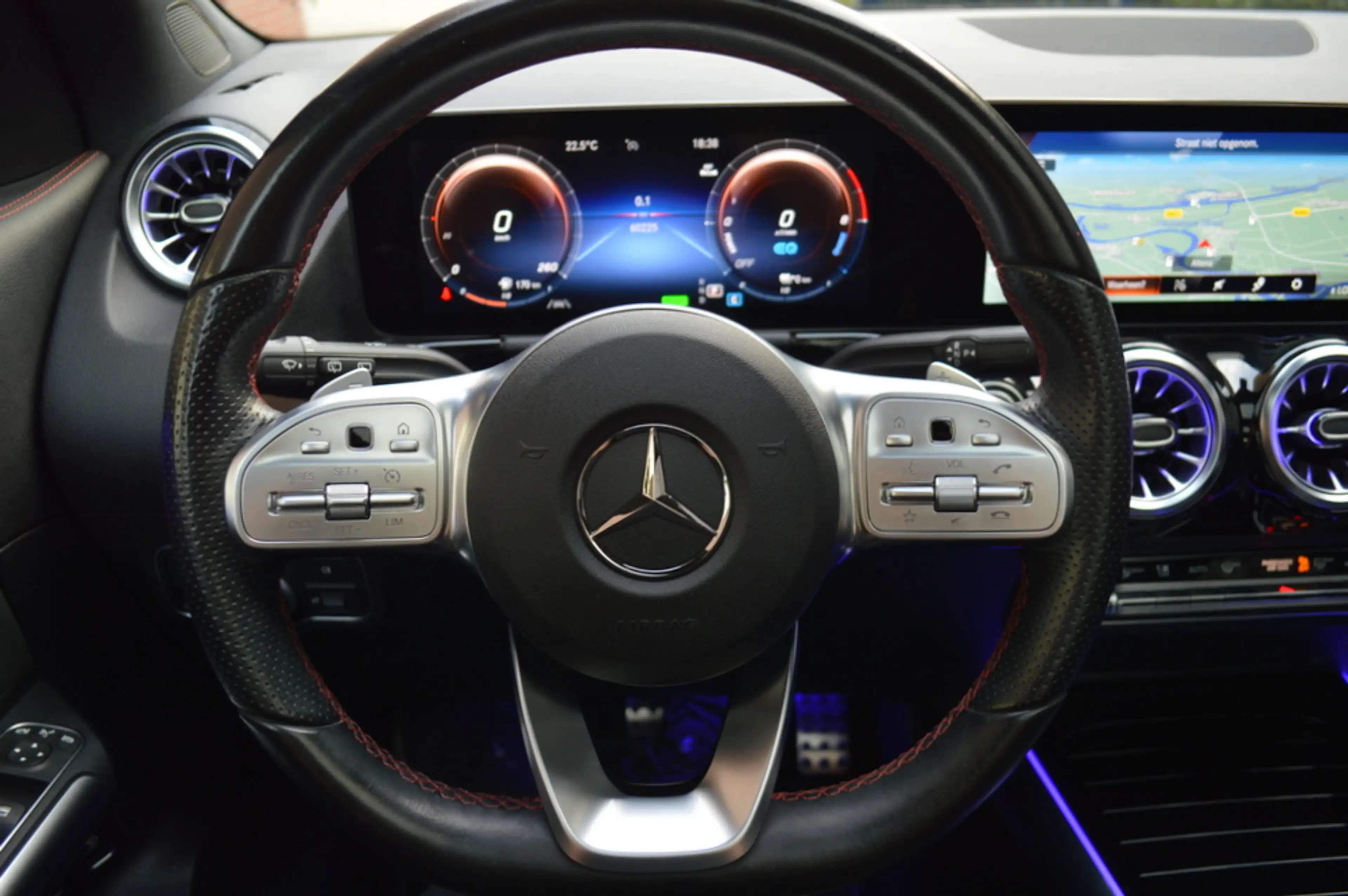 Mercedes-Benz GLA 250 e AMG Multibeam Panorama Memory Camera Keyless Tre — photo 15