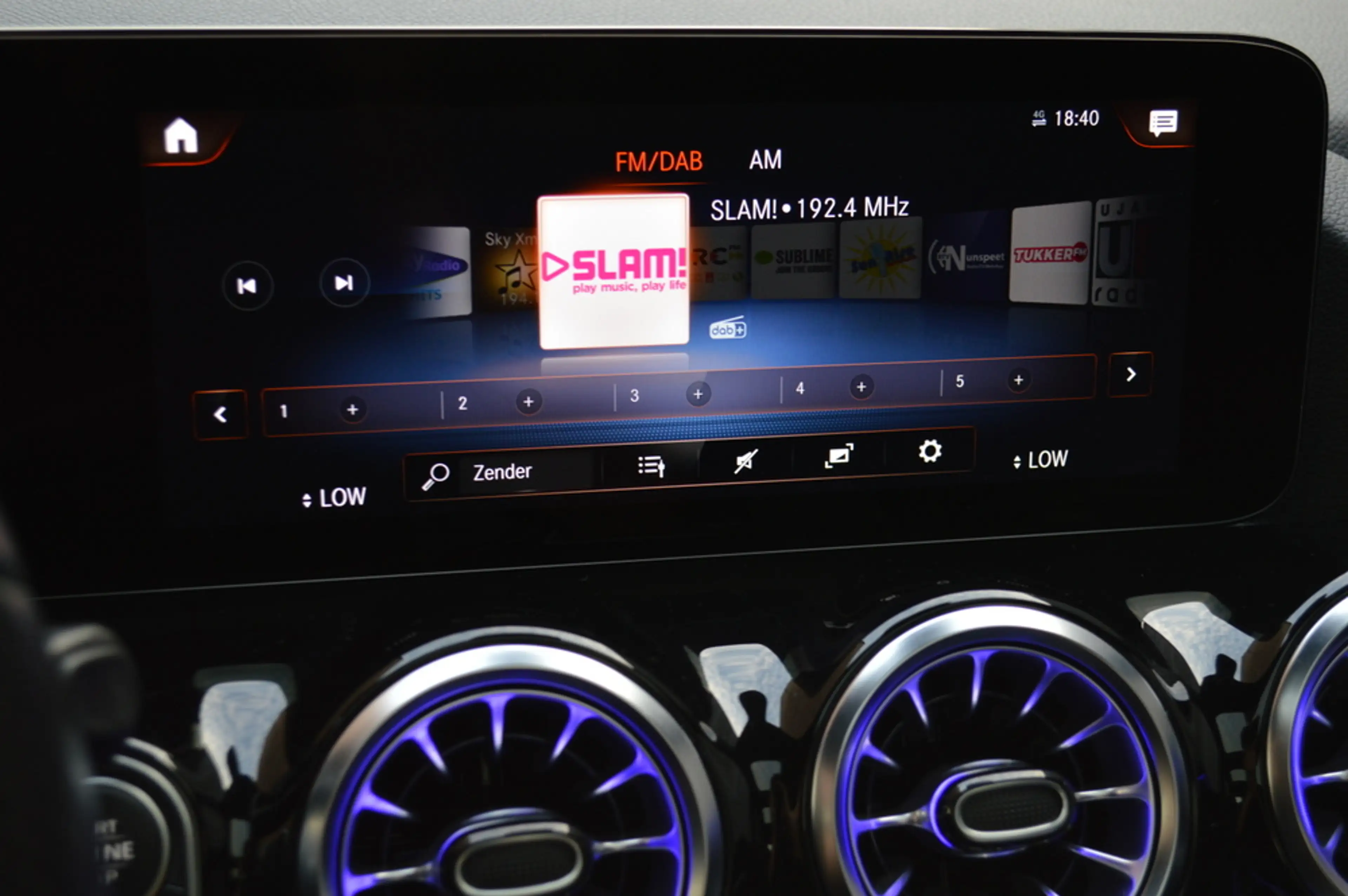 Mercedes-Benz GLA 250 e AMG Multibeam Panorama Memory Camera Keyless Tre — photo 19