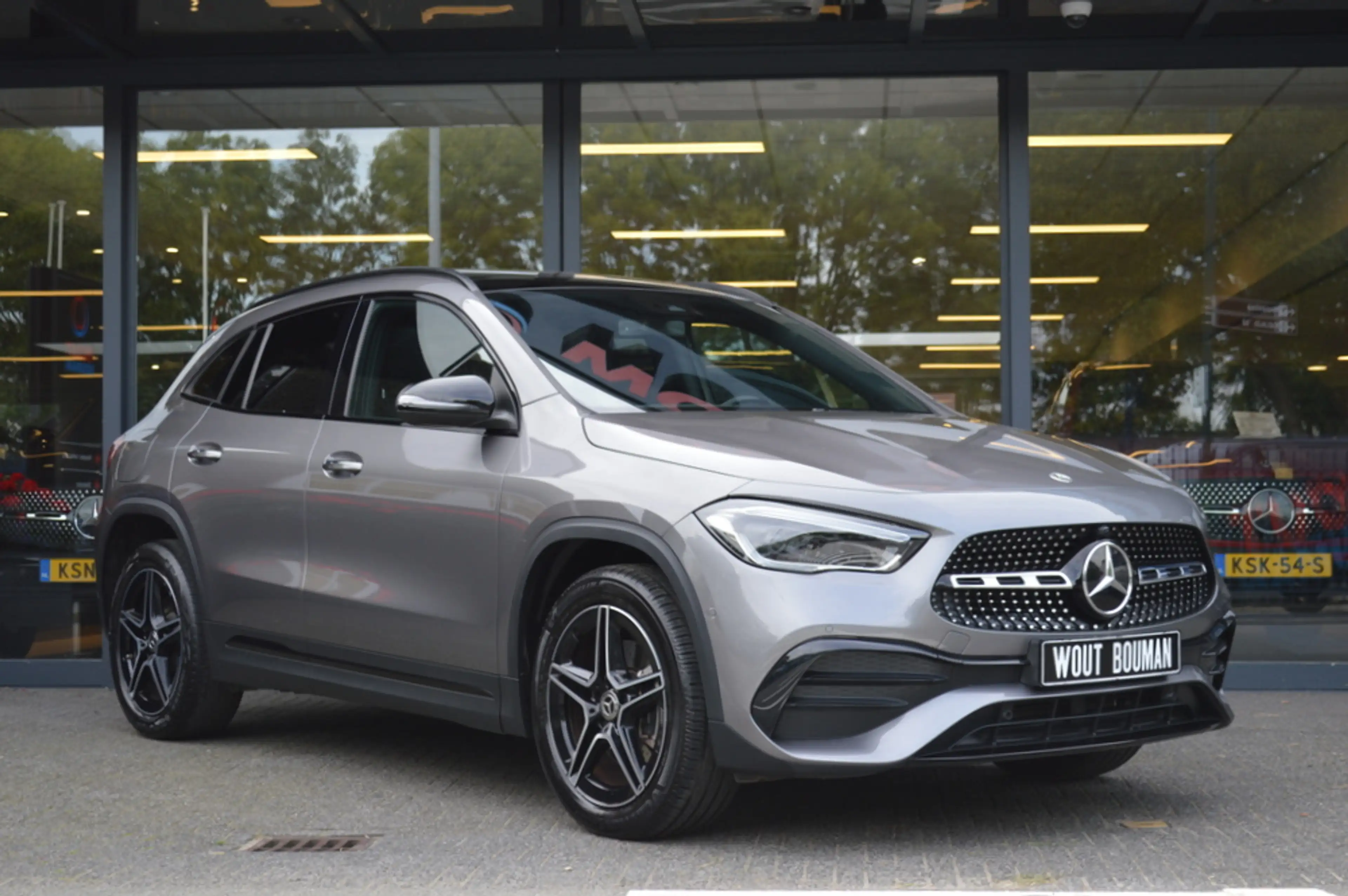 Mercedes-Benz GLA 250 e AMG Multibeam Panorama Memory Camera Keyless Tre — photo 4