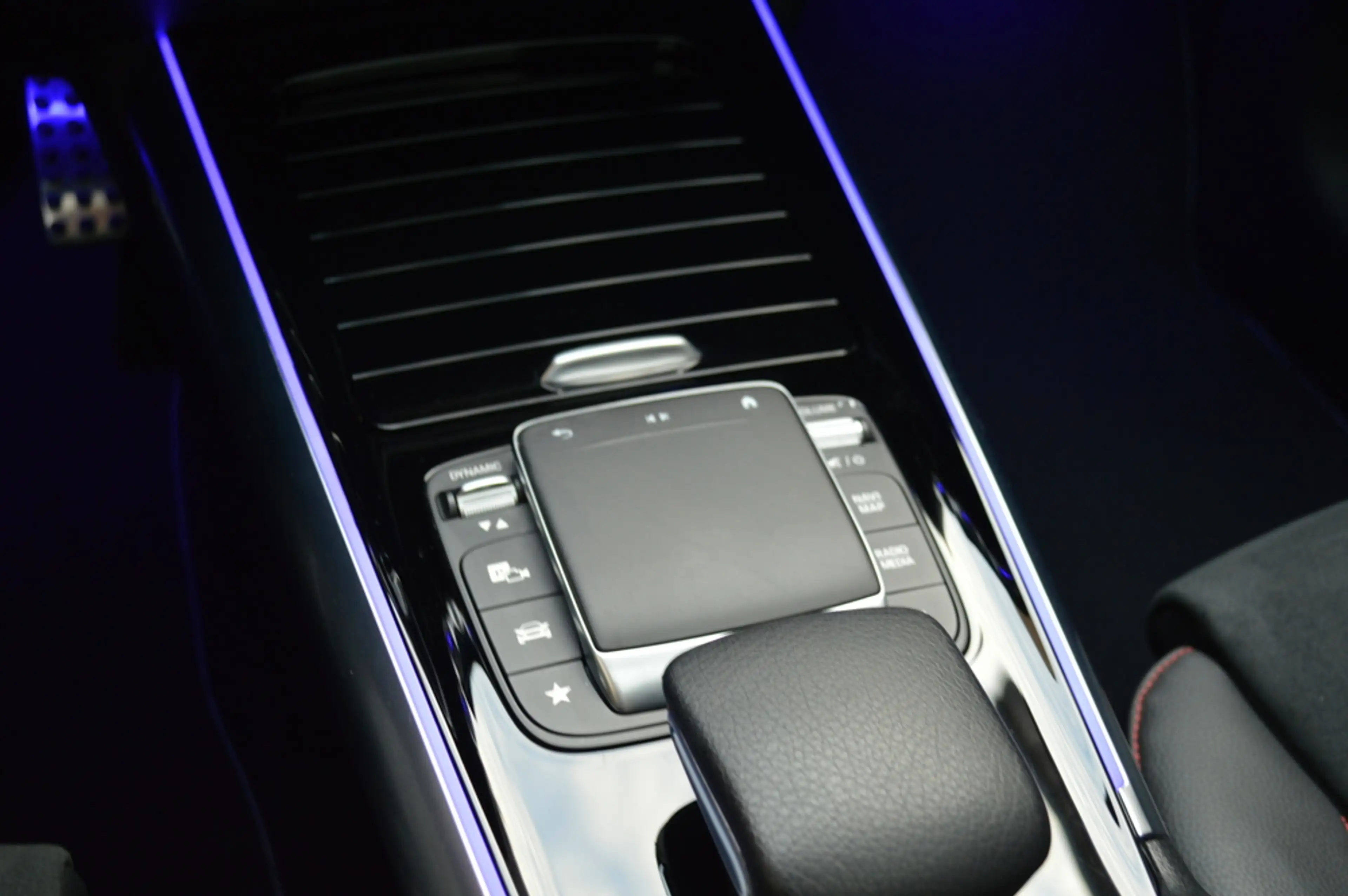 Mercedes-Benz GLA 250 e AMG Multibeam Panorama Memory Camera Keyless Tre — photo 14
