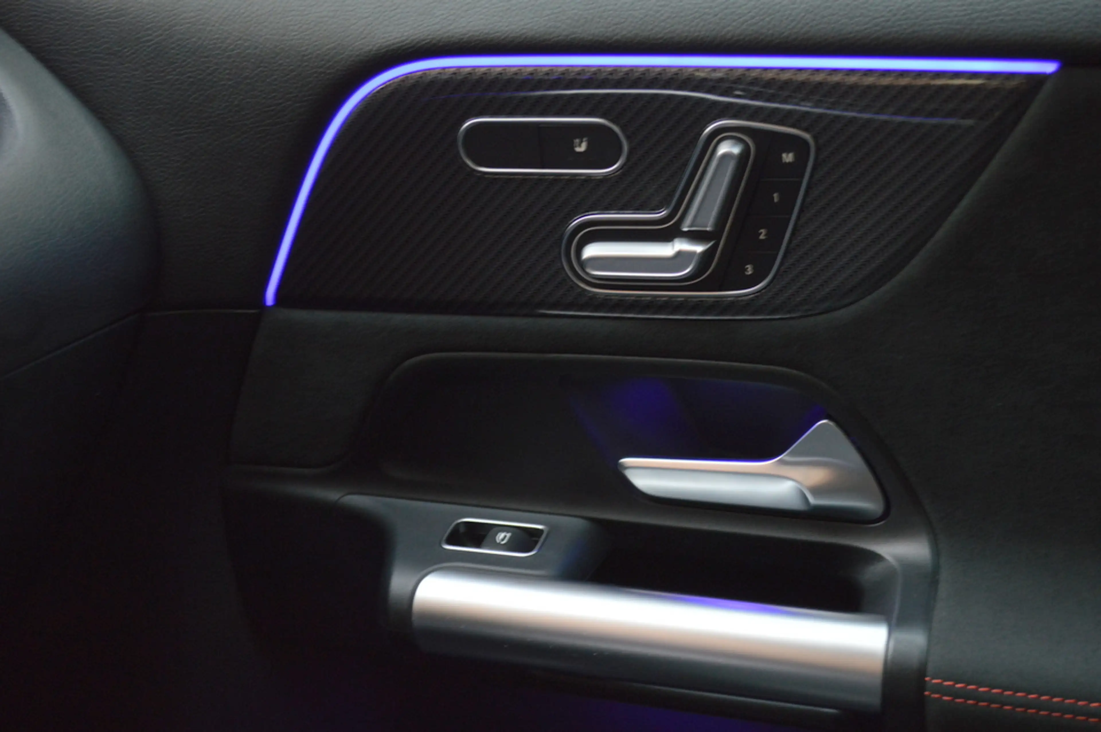 Mercedes-Benz GLA 250 e AMG Multibeam Panorama Memory Camera Keyless Tre — photo 25