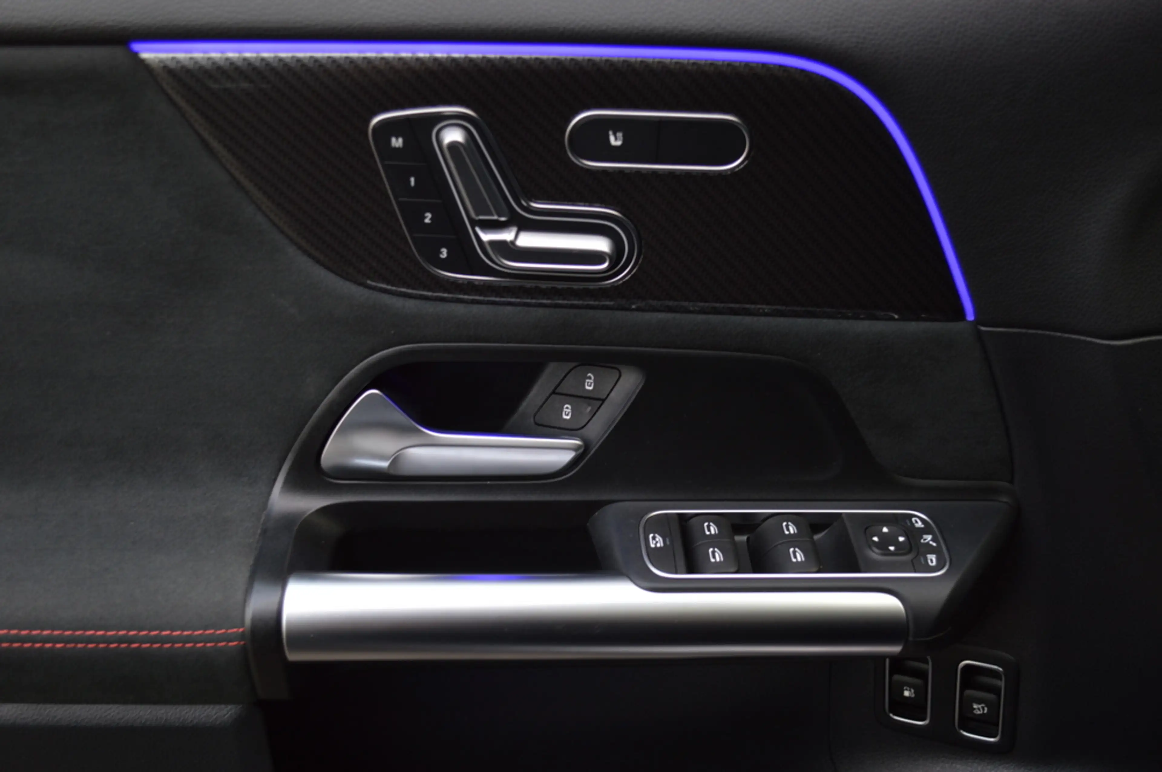 Mercedes-Benz GLA 250 e AMG Multibeam Panorama Memory Camera Keyless Tre — photo 16