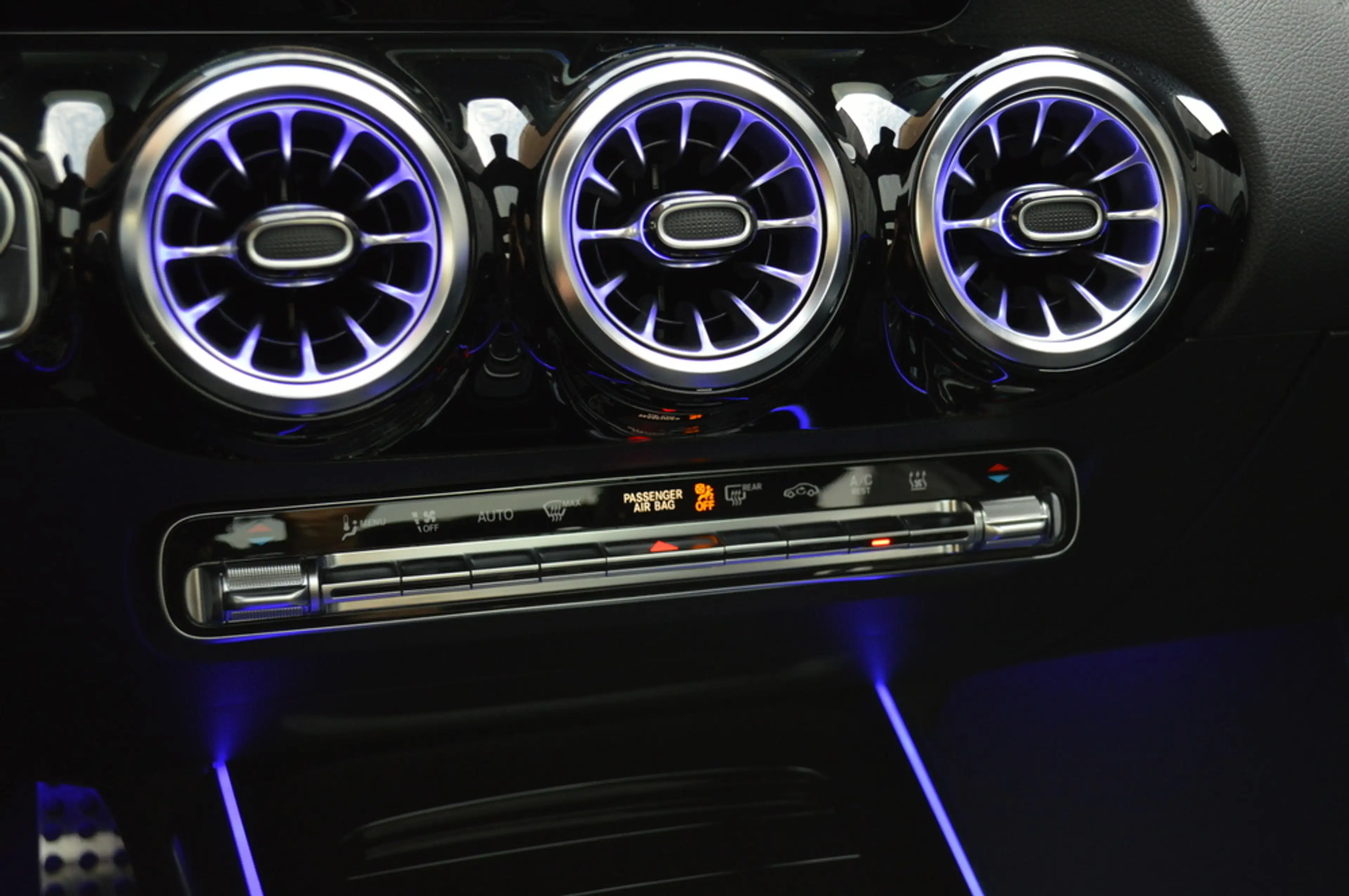 Mercedes-Benz GLA 250 e AMG Multibeam Panorama Memory Camera Keyless Tre — photo 13