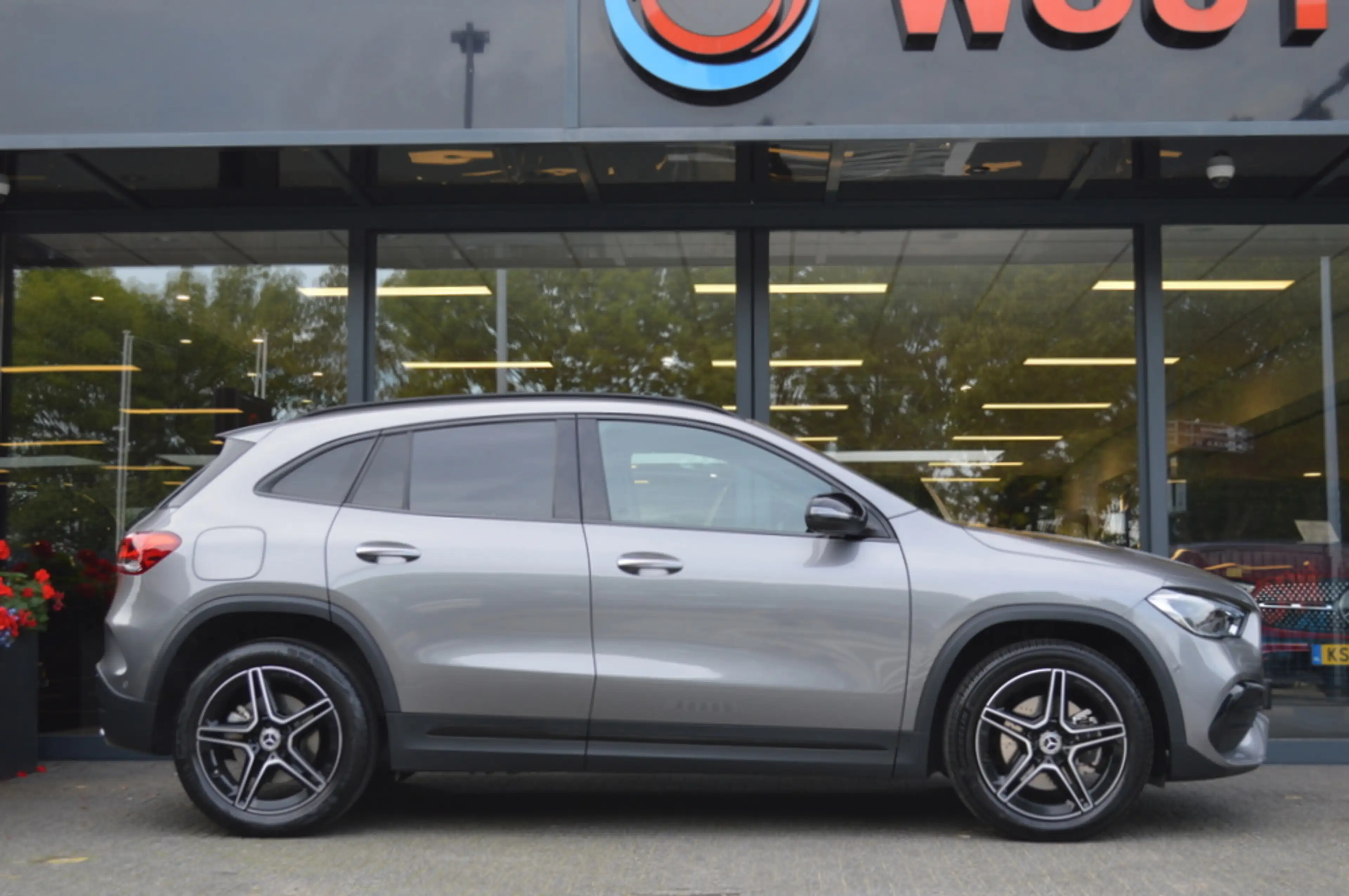 Mercedes-Benz GLA 250 e AMG Multibeam Panorama Memory Camera Keyless Tre — photo 7