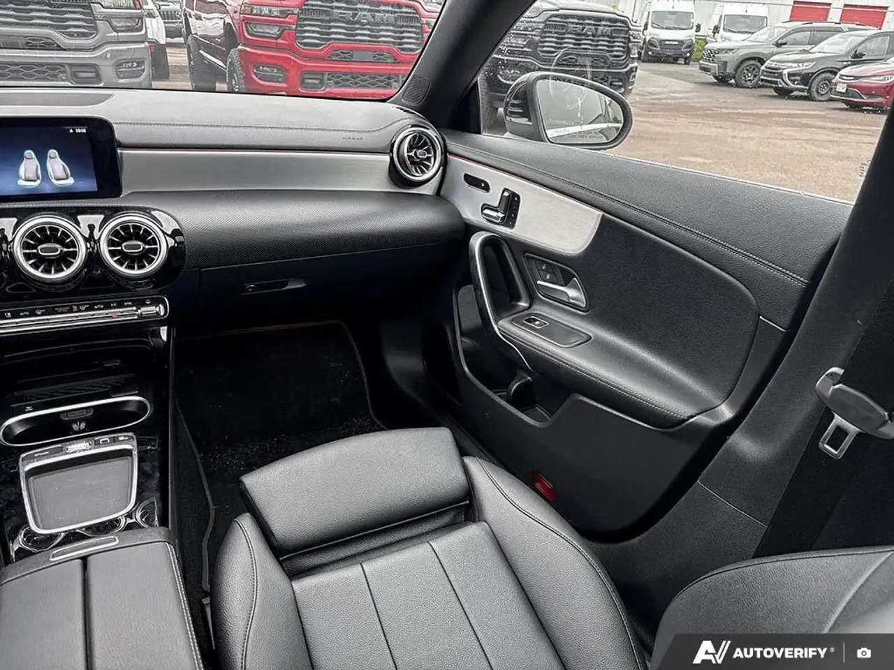 Mercedes-Benz CLA снимка Mercedes-Benz CLA