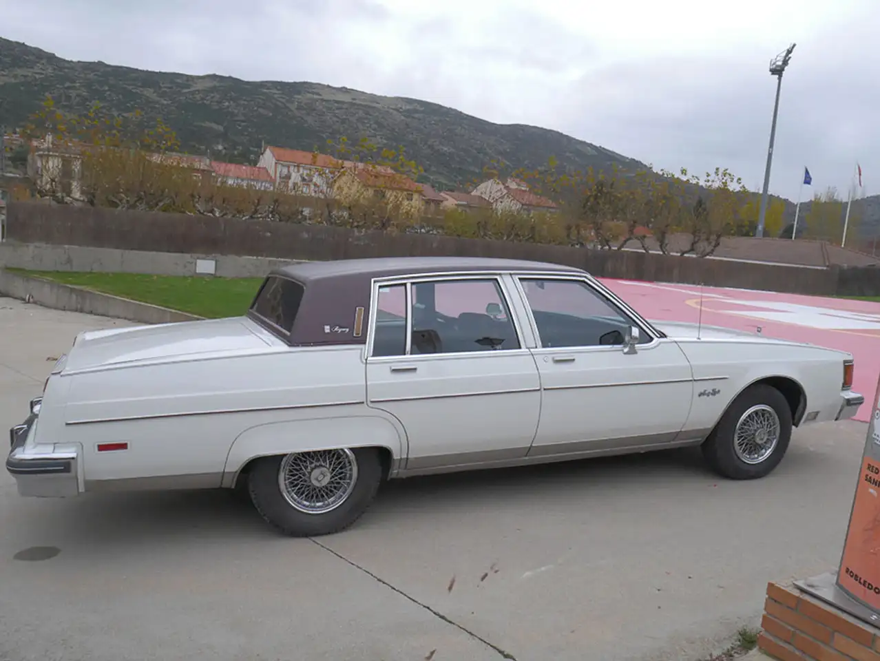 Oldsmobile Ninety-Eight Regency Sedan, foto 4
