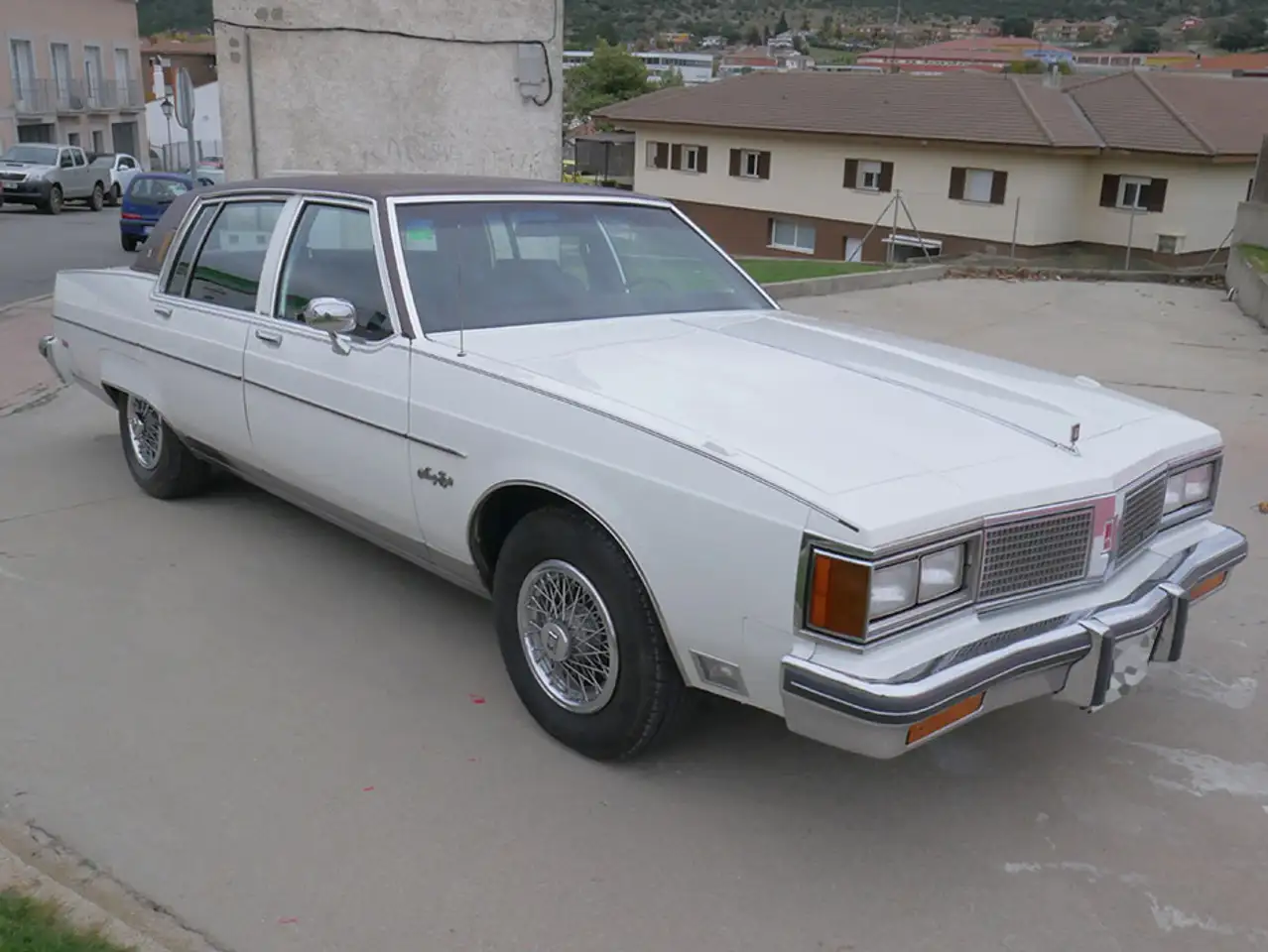 Oldsmobile Ninety-Eight Regency Sedan, foto 3