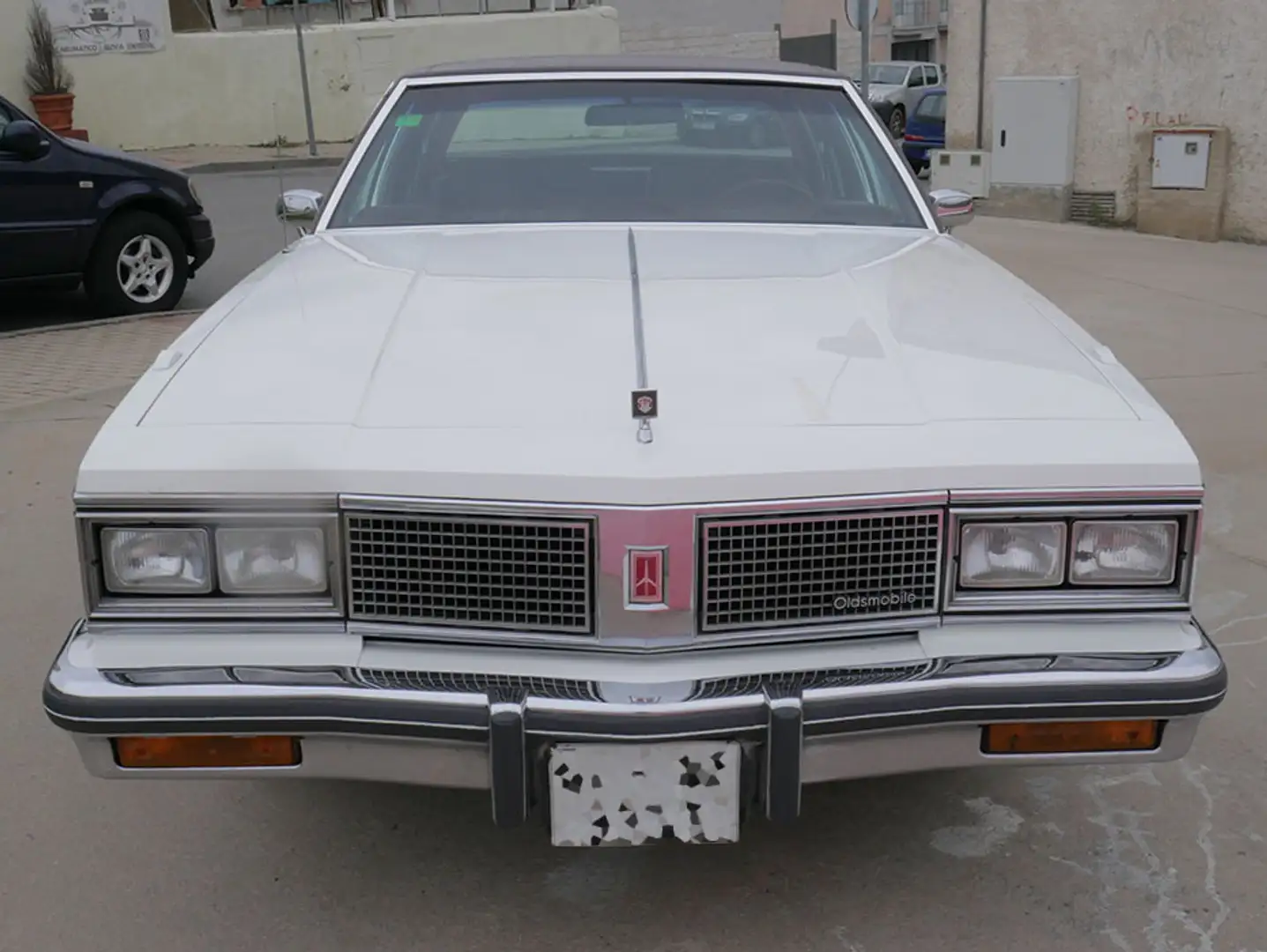 Oldsmobile Ninety-Eight Regency Sedan Blanco - 2