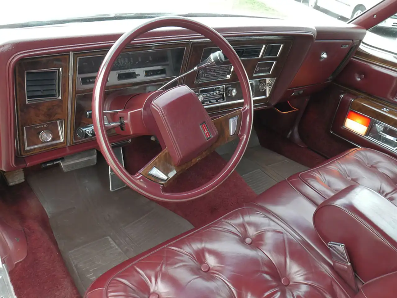 Oldsmobile Ninety-Eight Regency Sedan, foto 12