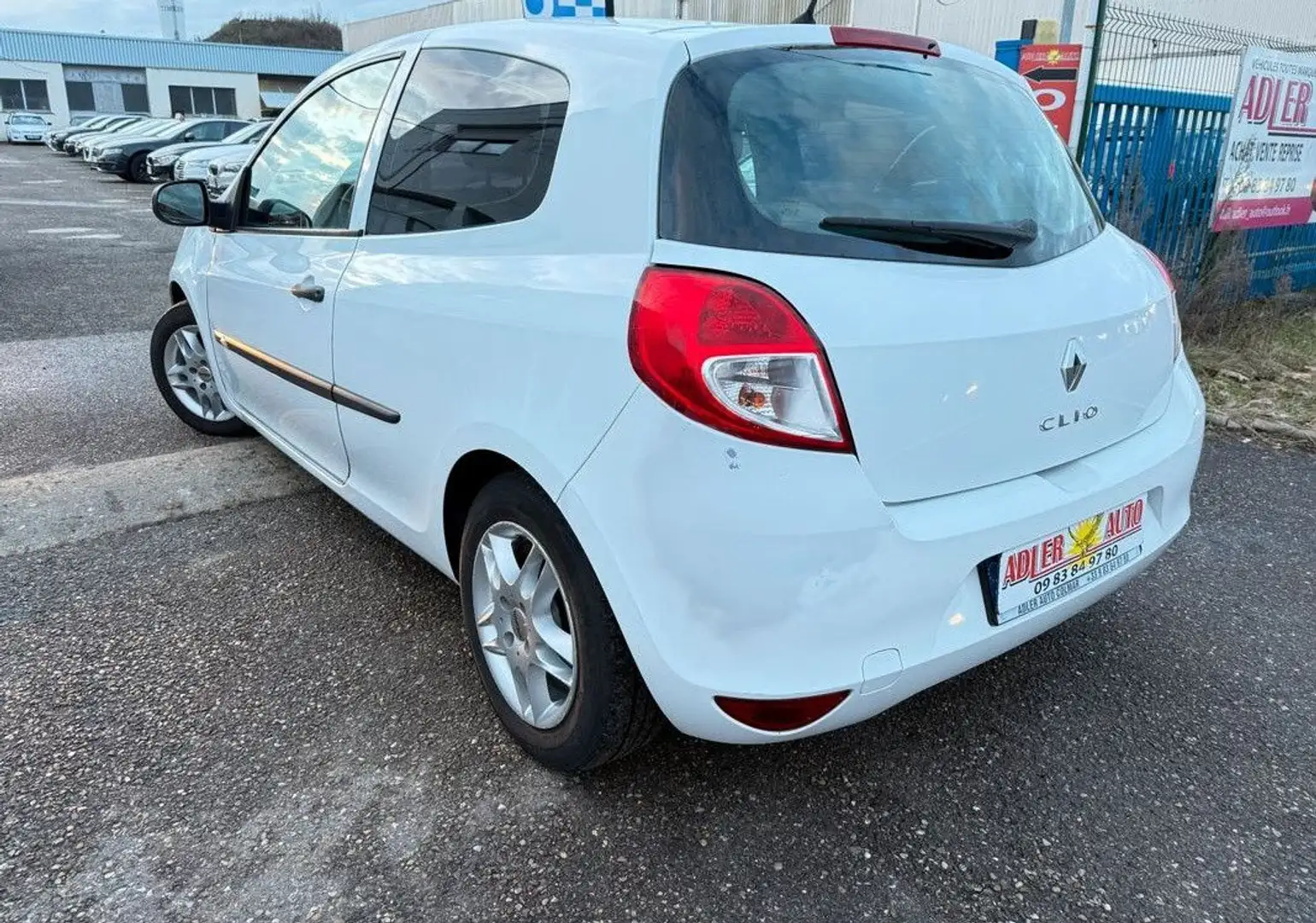 Renault Clio III 1.2 16v 75ch Expression 3p Blanc - 2