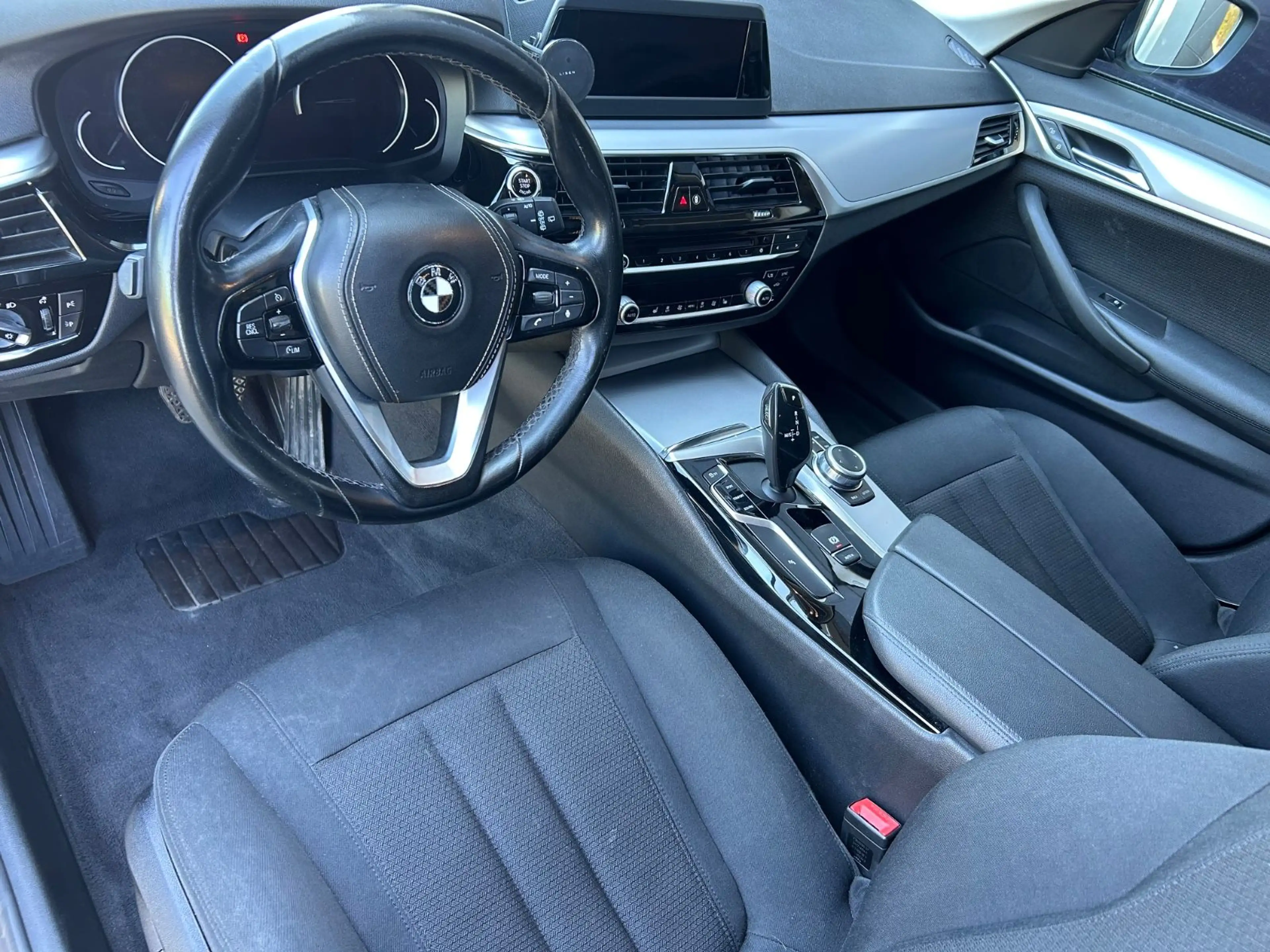 BMW 520 Touring|Rückfahrkam|Keyless|Navi — photo 11