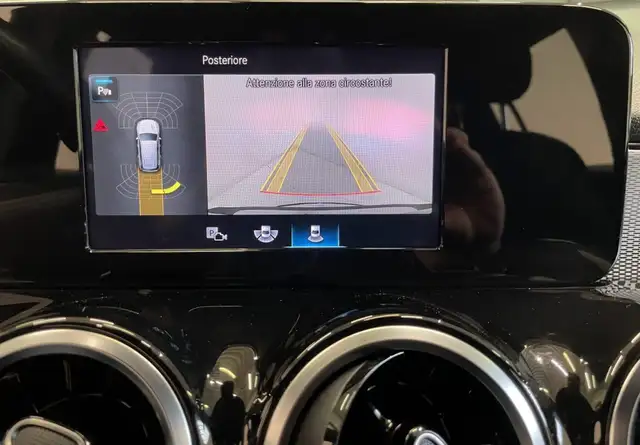 Mercedes-Benz GLB view 9