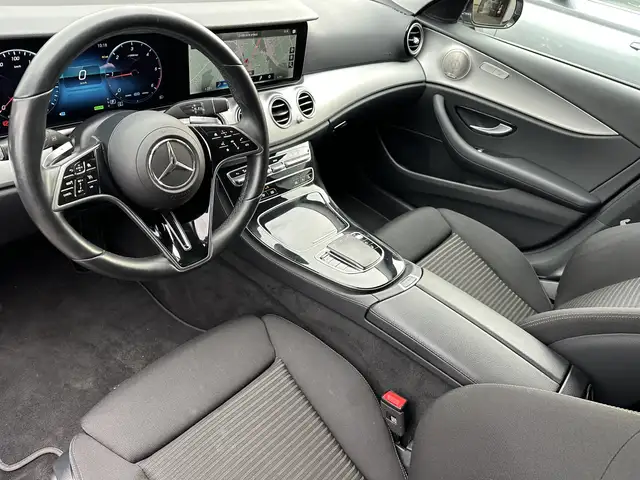 Mercedes-Benz 220 view 9