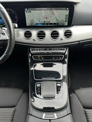 Mercedes-Benz 220 view 13
