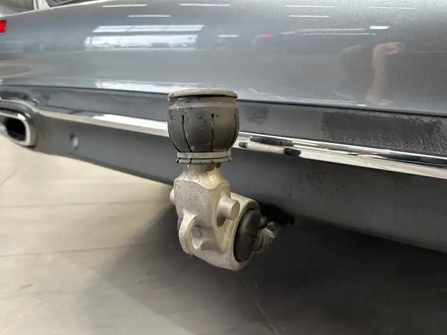 Mercedes-Benz 220 view 8