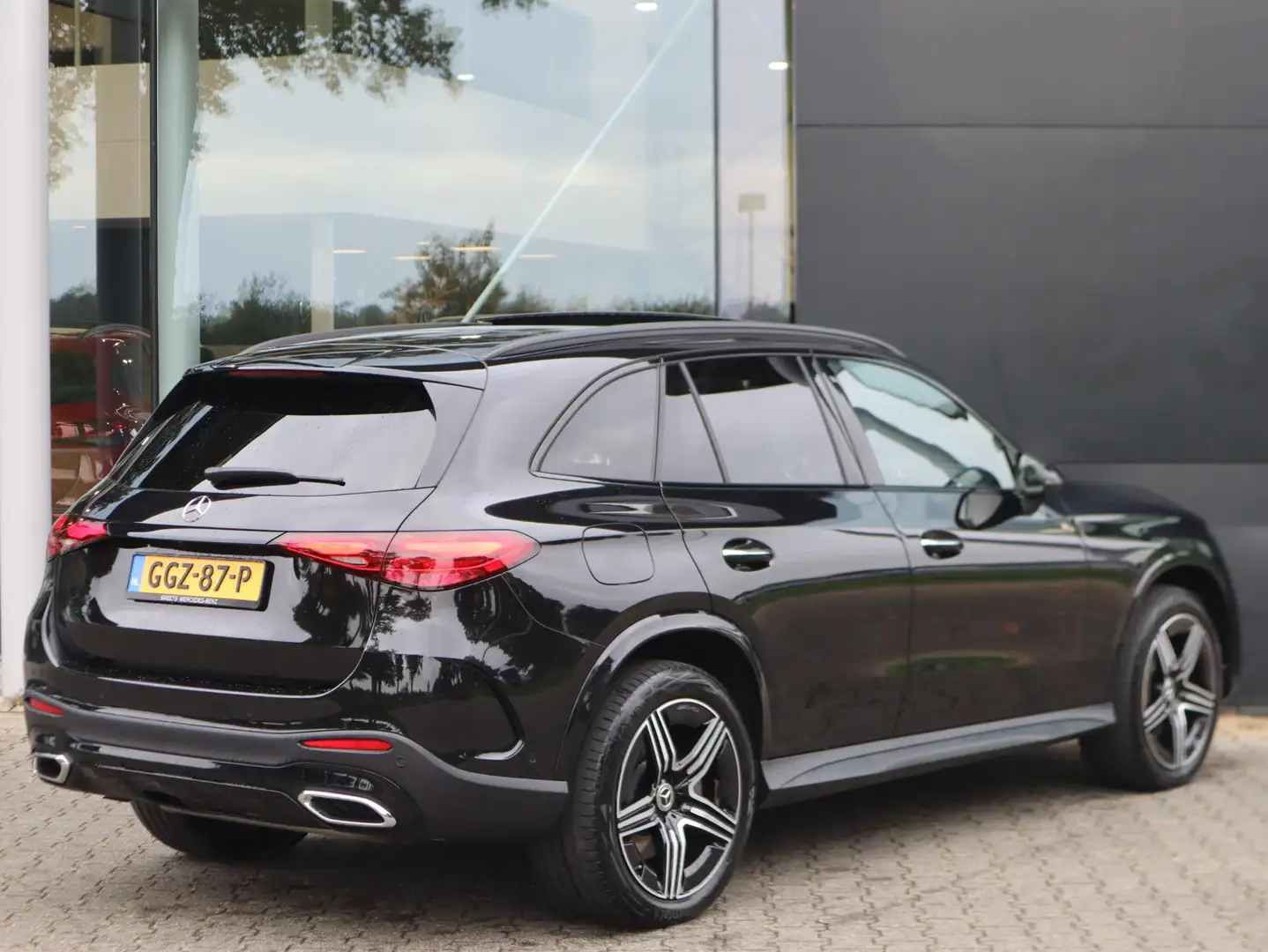 Mercedes-Benz GLC 400 400e 4MATIC AMG Line Zwart - 2