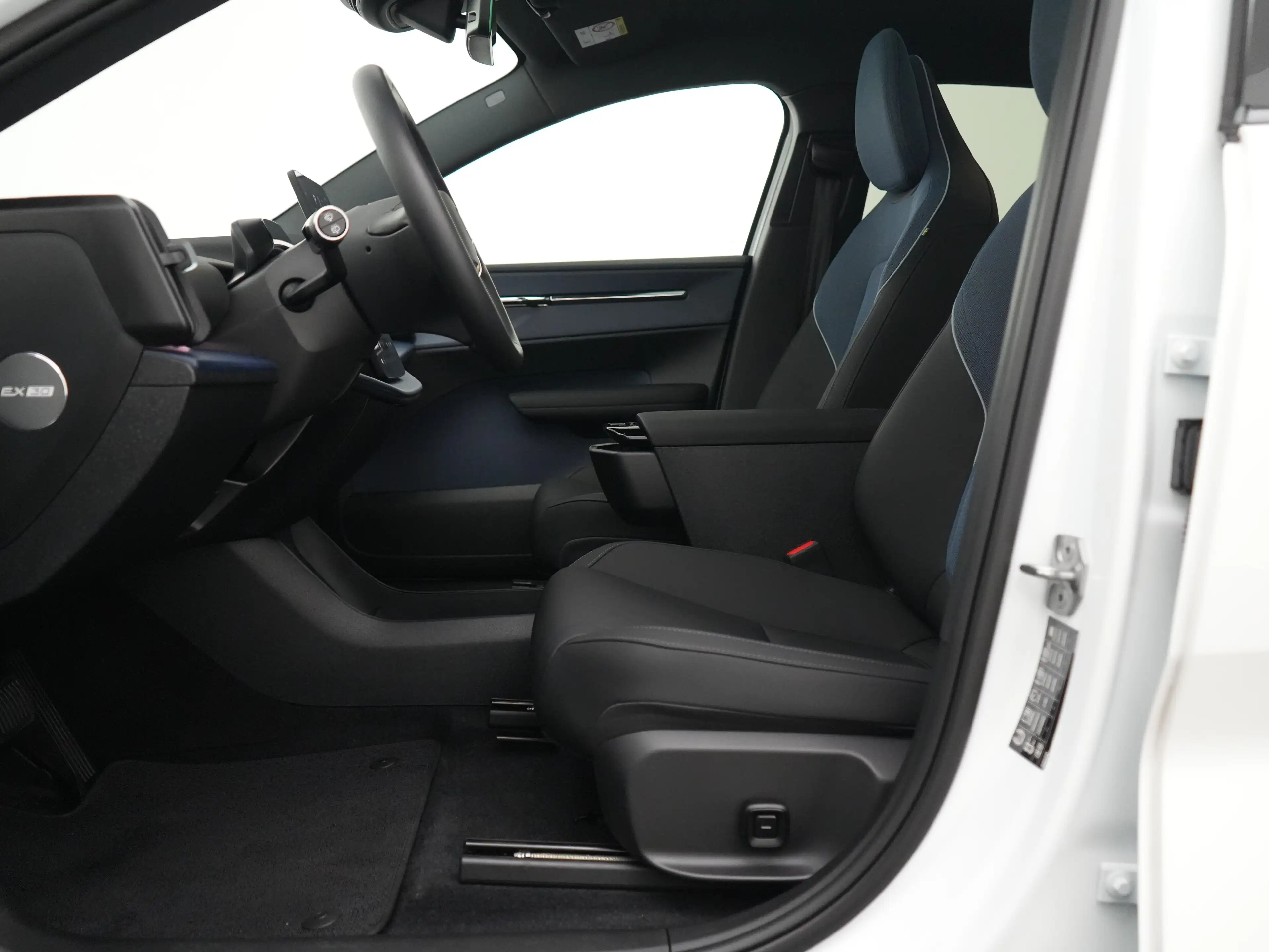 Volvo EX30 Twin Motor Performance Ultra 69 kWh | PANO | 20" | — photo 9