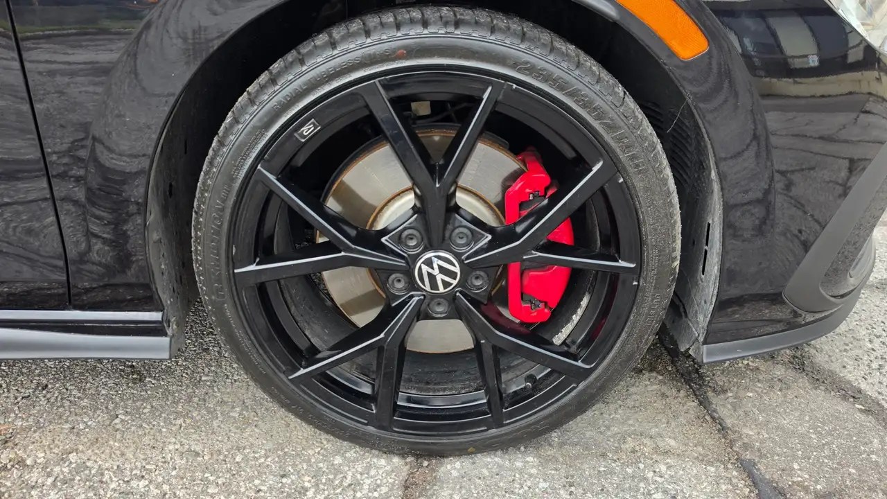 Volkswagen Golf GTI снимка Volkswagen Golf GTI