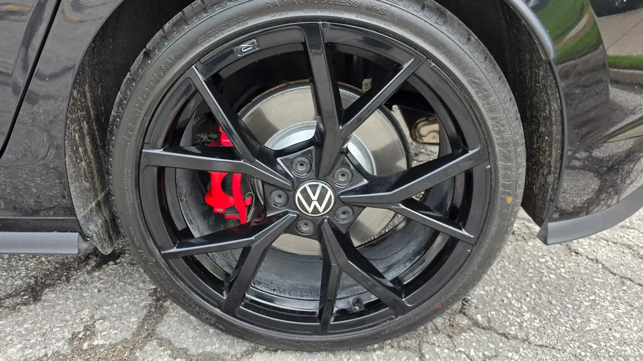 Volkswagen Golf GTI снимка Volkswagen Golf GTI
