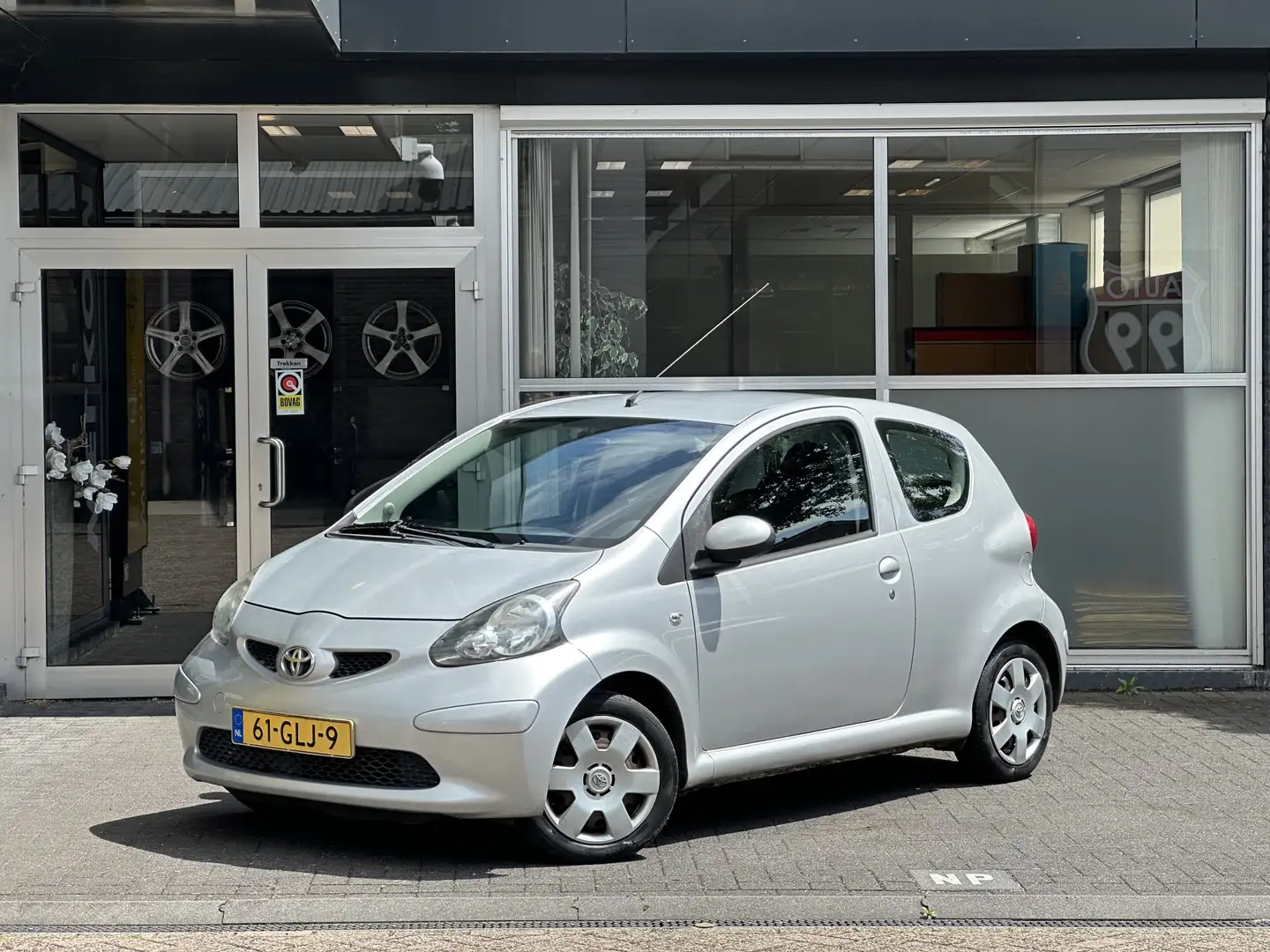 Toyota Aygo 1.0-12V + LEUKE BEGINNERSAUTO / 3 DRS / RADIO / EL Grau - 1