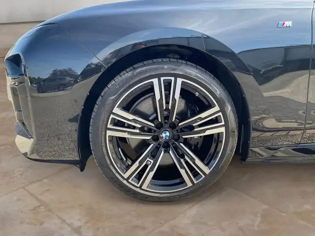 BMW I7 view 3