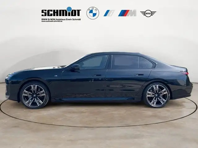 BMW I7 view 4