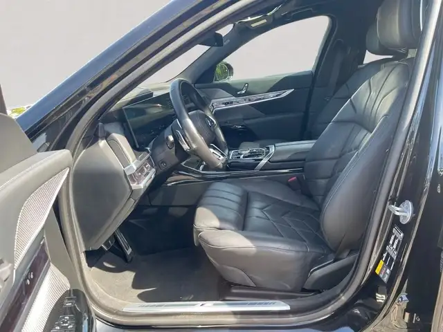 BMW I7 view 11